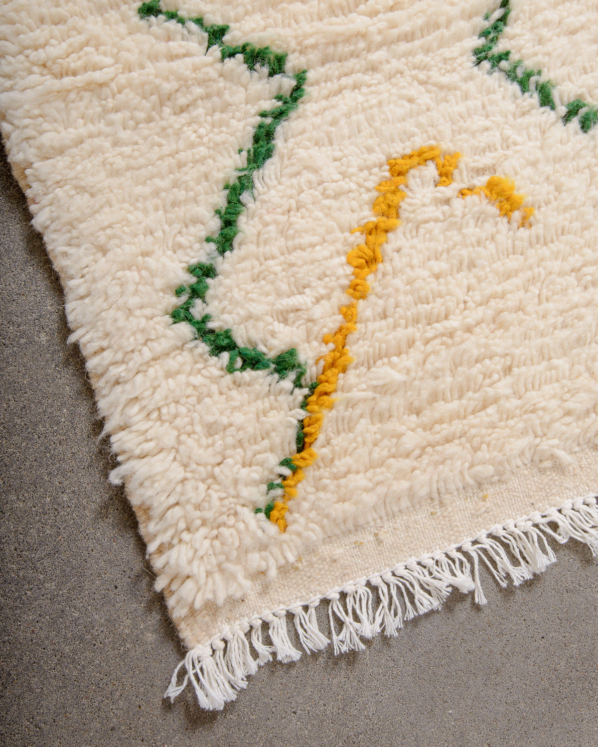 Modern designer handcrafted Berber rug from Morocco. Azilal rug with beautiful colours and patterns. Made of sheep’s wool and cotton.