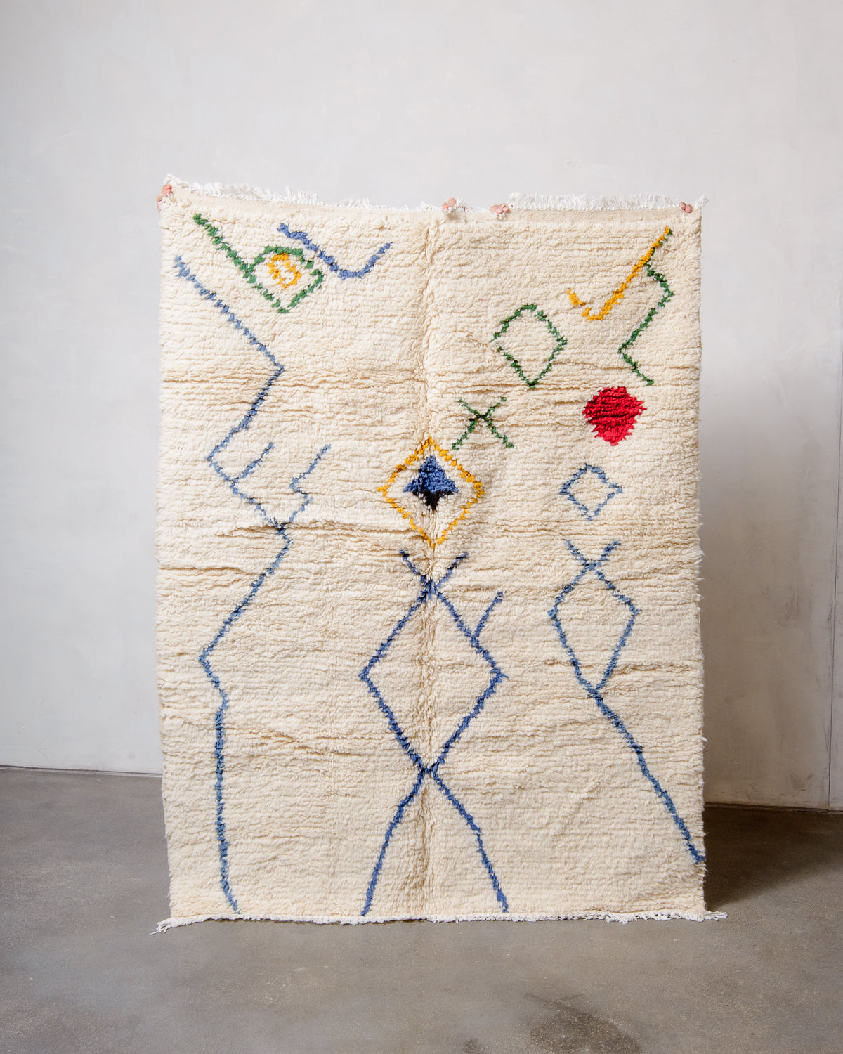 Modern designer handcrafted Berber rug from Morocco. Azilal rug with beautiful colours and patterns. Made of sheep’s wool and cotton.