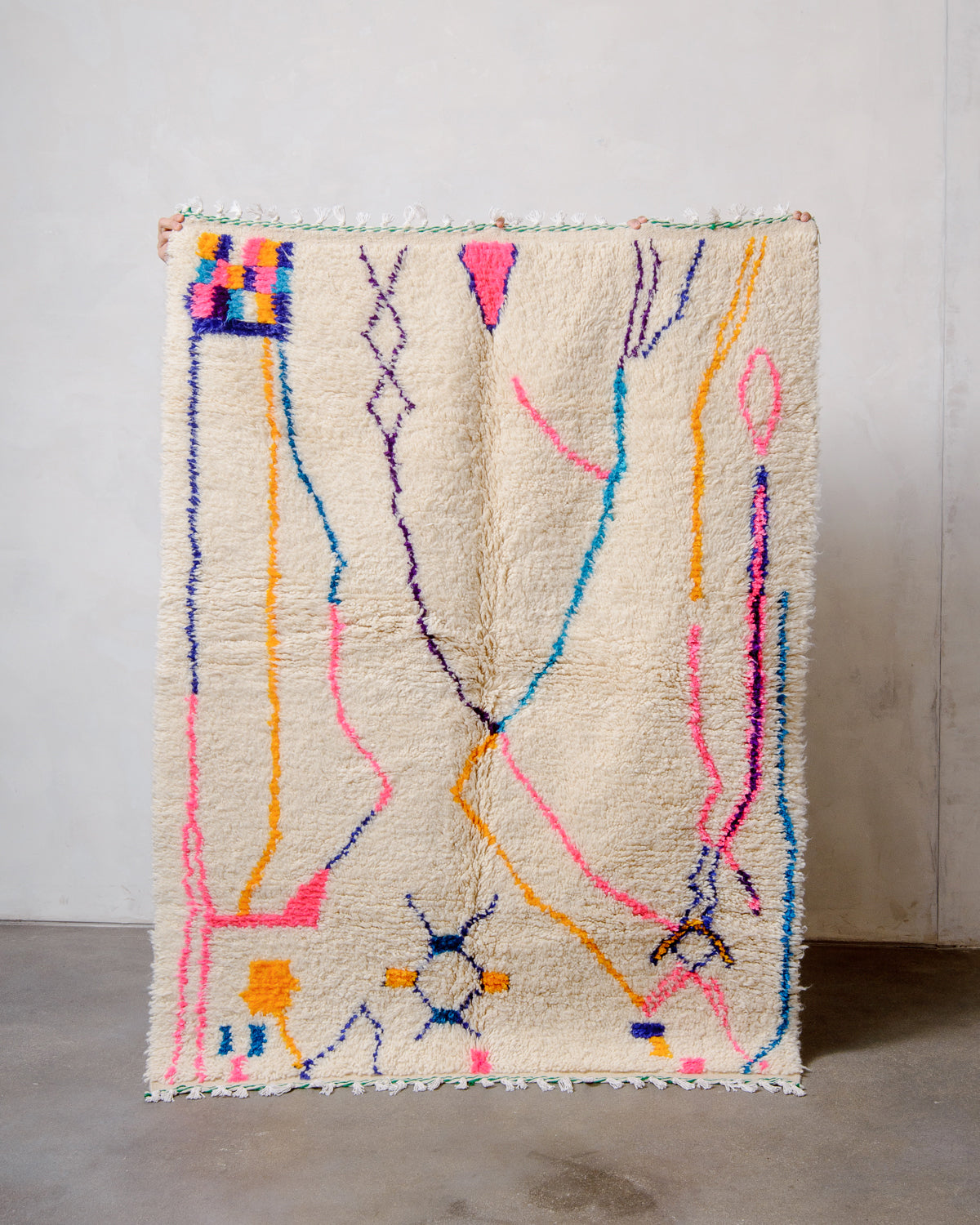 Modern designer handcrafted Berber rug from Morocco. Azilal rug with beautiful colours and patterns. Made of sheep’s wool and cotton.