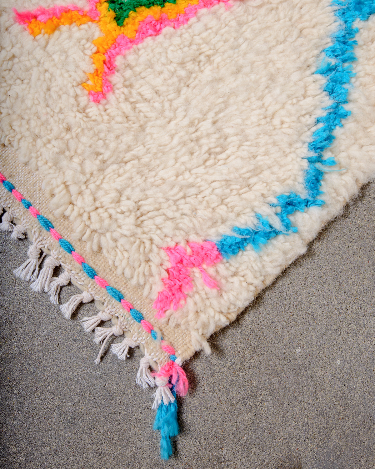 Modern designer handcrafted Berber rug from Morocco. Azilal rug with beautiful colours and patterns. Made of sheep’s wool and cotton.