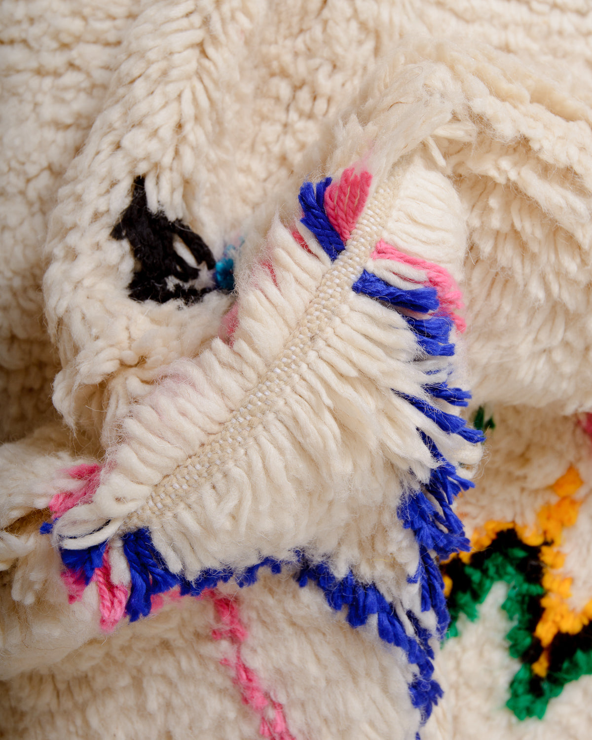 Modern designer handcrafted Berber rug from Morocco. Azilal rug with beautiful colours and patterns. Made of sheep’s wool and cotton.