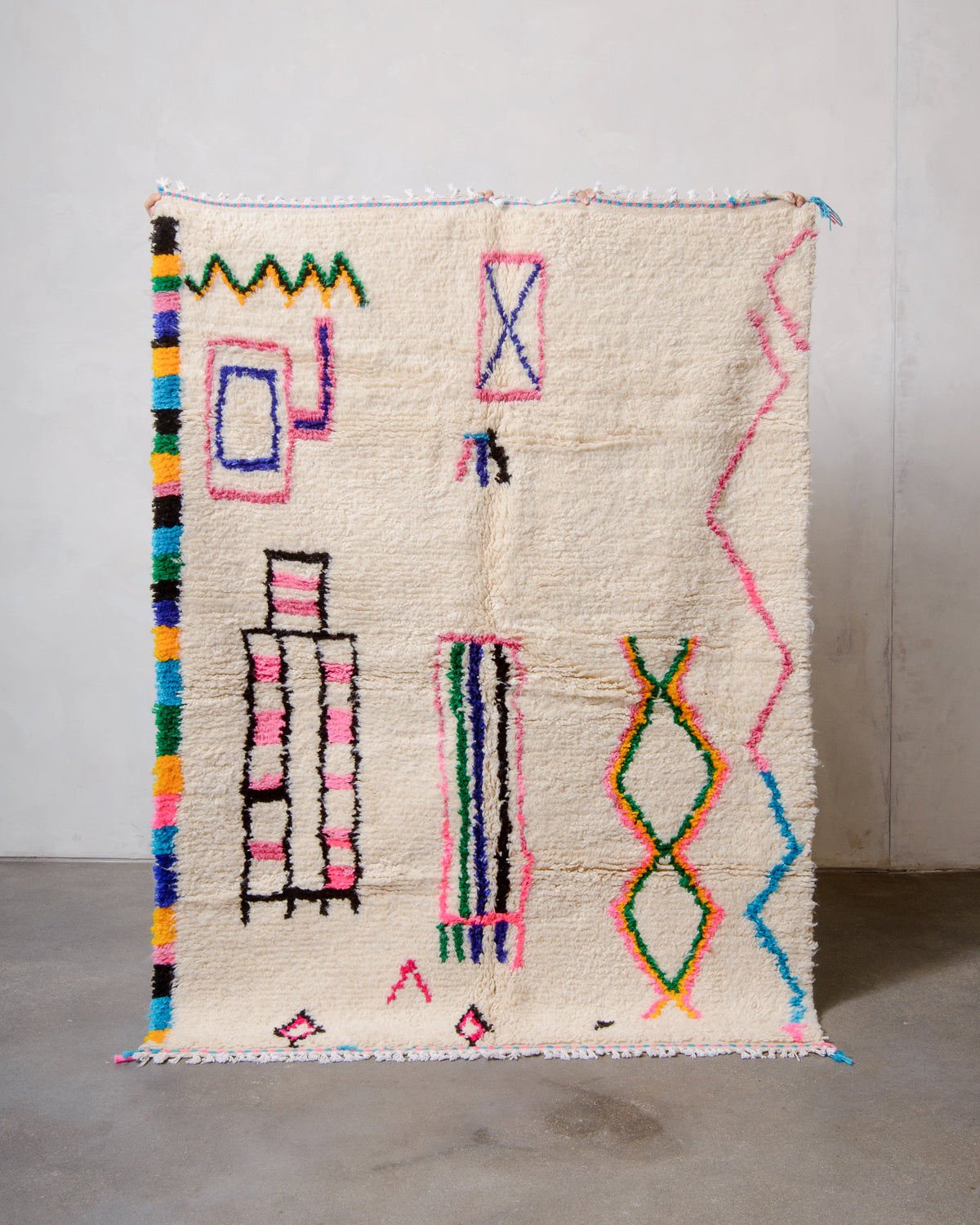 Modern designer handcrafted Berber rug from Morocco. Azilal rug with beautiful colours and patterns. Made of sheep’s wool and cotton.