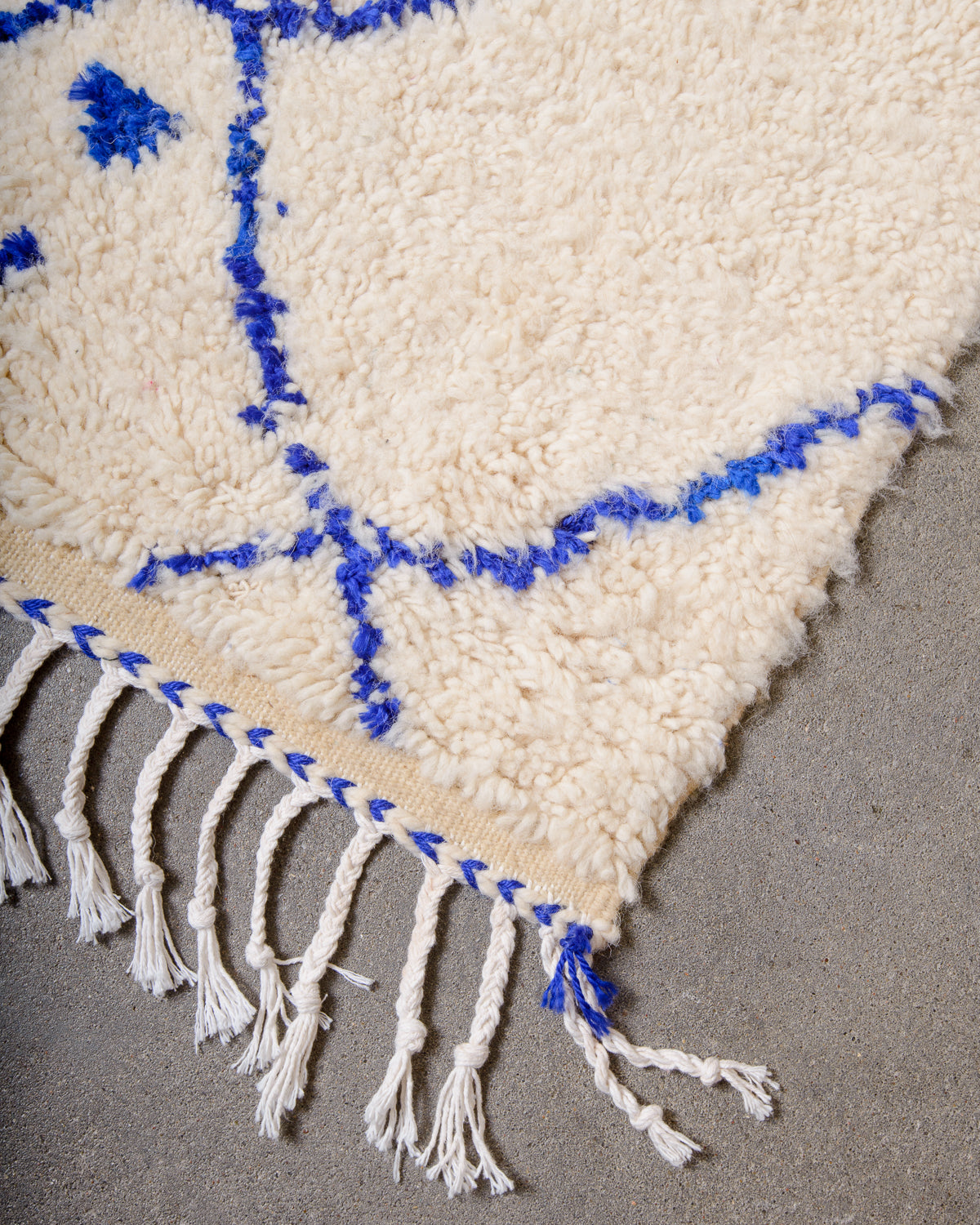 Modern designer handcrafted Berber rug from Morocco. Azilal rug with beautiful colours and patterns. Made of sheep’s wool and cotton.