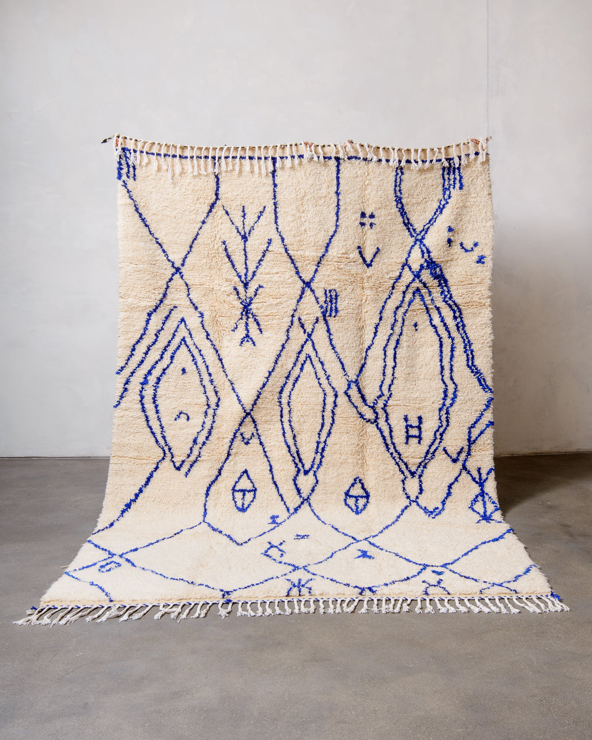 Modern designer handcrafted Berber rug from Morocco. Azilal rug with beautiful colours and patterns. Made of sheep’s wool and cotton.