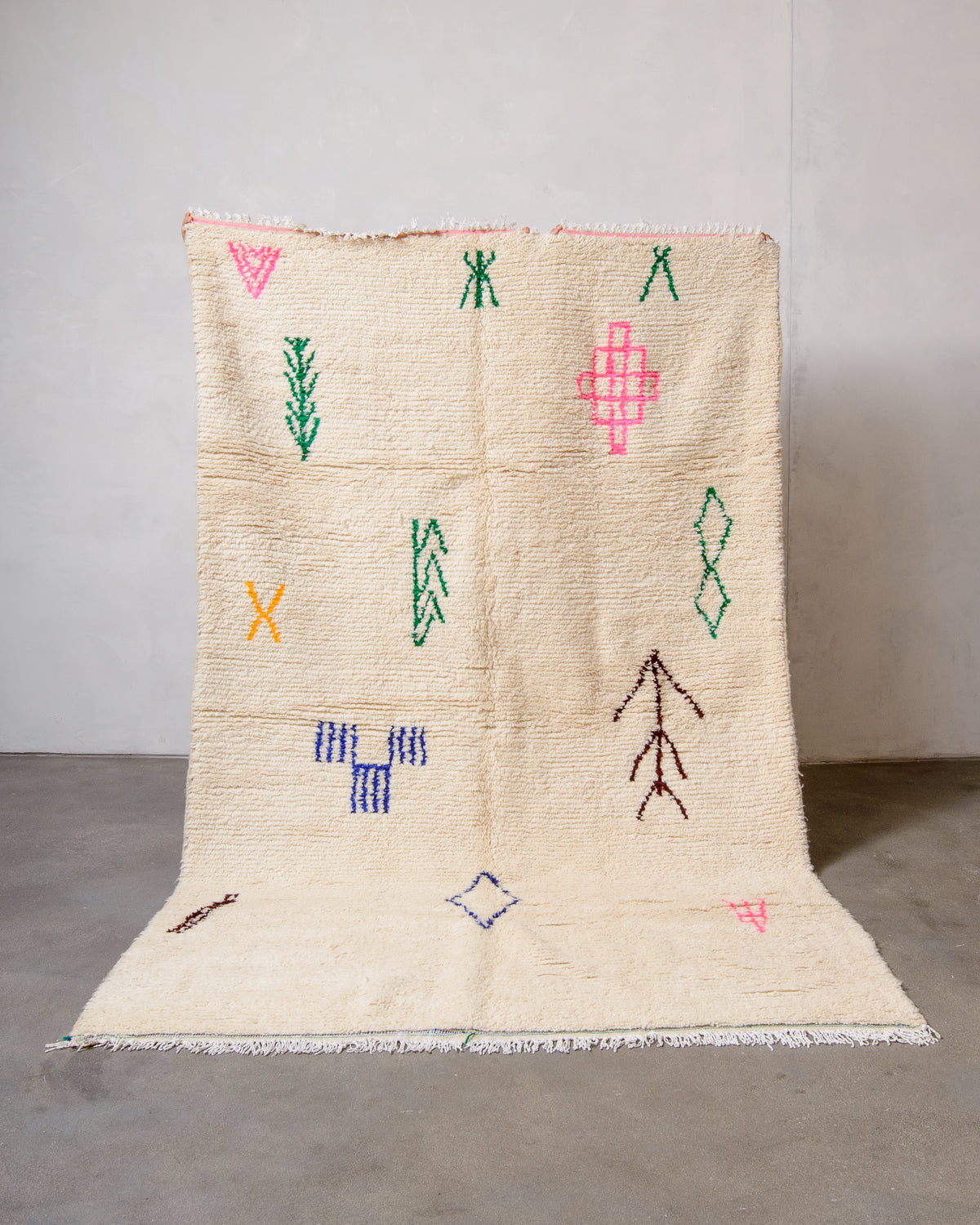 Modern designer handcrafted Berber rug from Morocco. Azilal rug with beautiful colours and patterns. Made of sheep’s wool and cotton.