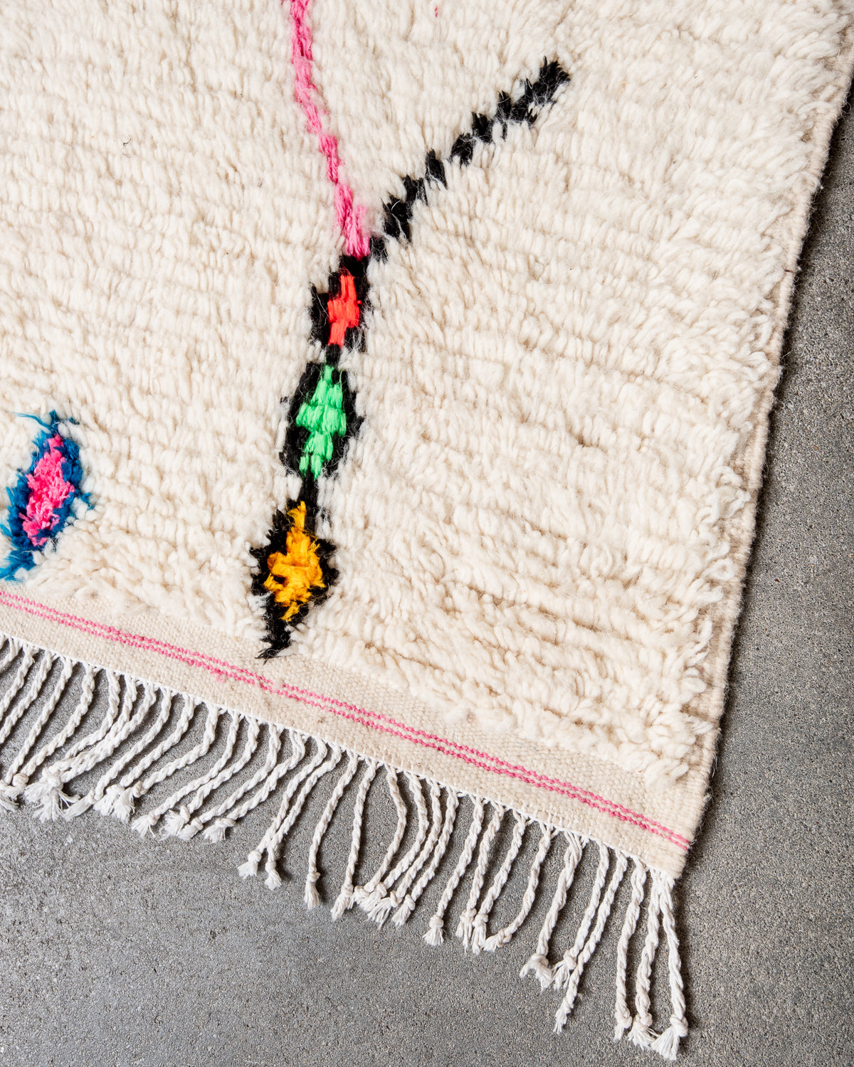 Modern designer handcrafted Berber rug from Morocco. Azilal rug with beautiful colors and patterns. Made of sheep’s wool and colourful cotton.