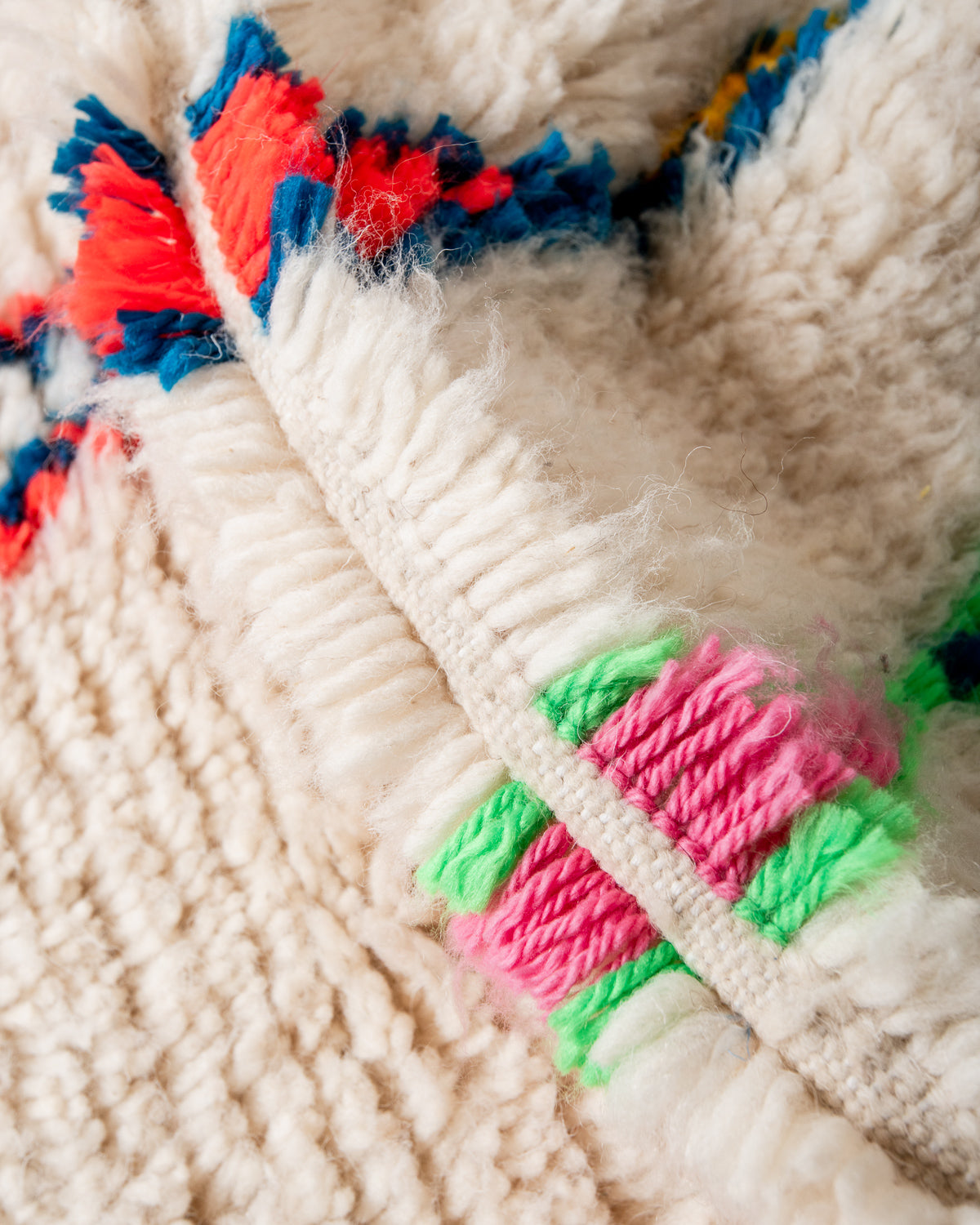 Modern designer handcrafted Berber rug from Morocco. Azilal rug with beautiful colors and patterns. Made of sheep’s wool and colourful cotton.