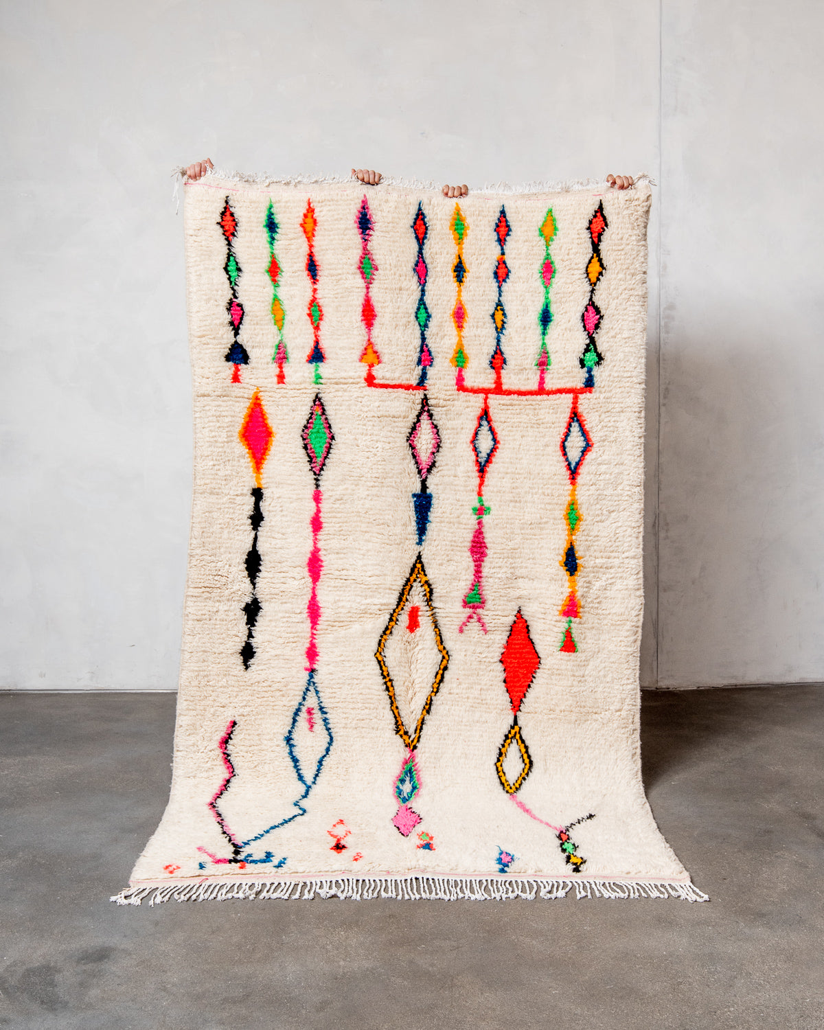 Modern designer handcrafted Berber rug from Morocco. Azilal rug with beautiful colors and patterns. Made of sheep’s wool and colourful cotton.