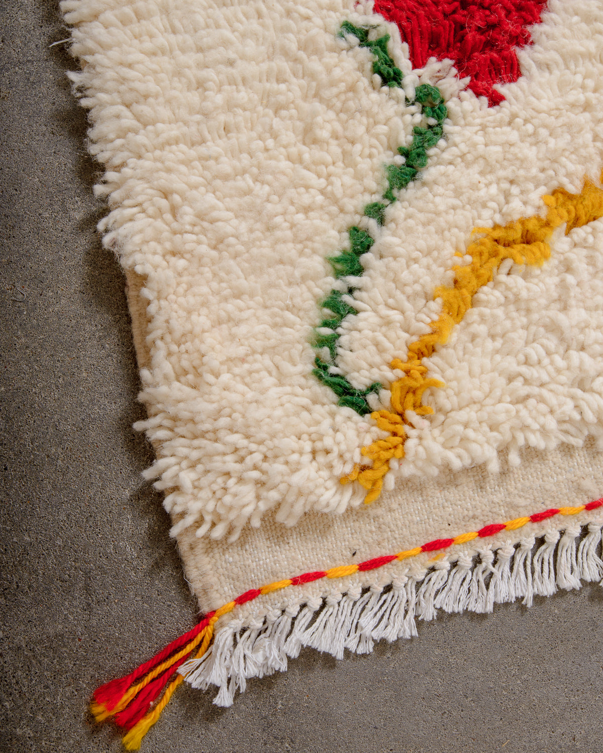 Modern designer handcrafted Berber rug from Morocco. Azilal rug with beautiful colours and patterns. Made of sheep’s wool and cotton.