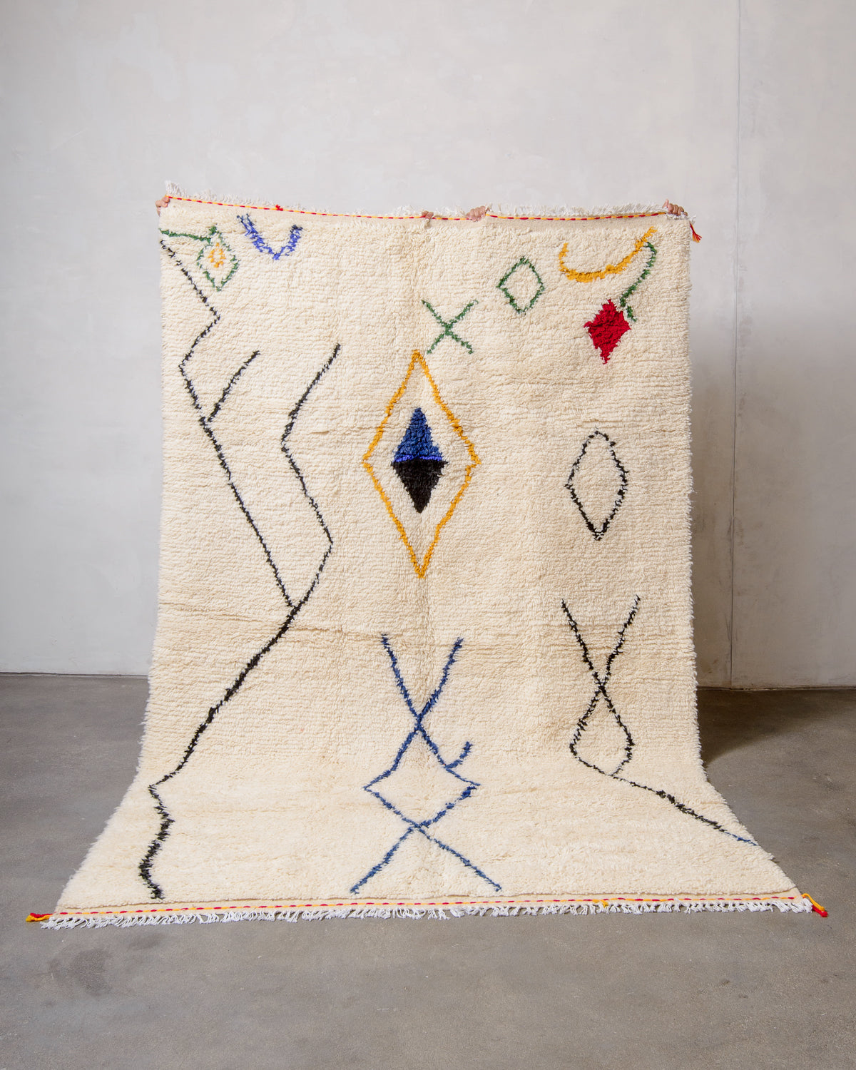 Modern designer handcrafted Berber rug from Morocco. Azilal rug with beautiful colours and patterns. Made of sheep’s wool and cotton.