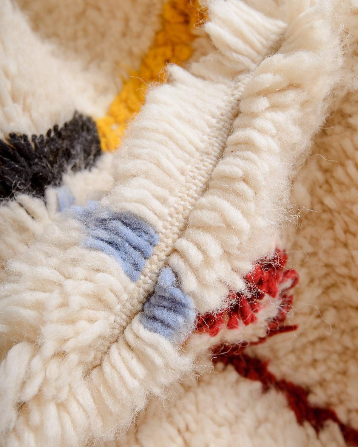 Modern designer handcrafted Berber rug from Morocco. Azilal rug with beautiful colours and patterns. Made of sheep’s wool and cotton.