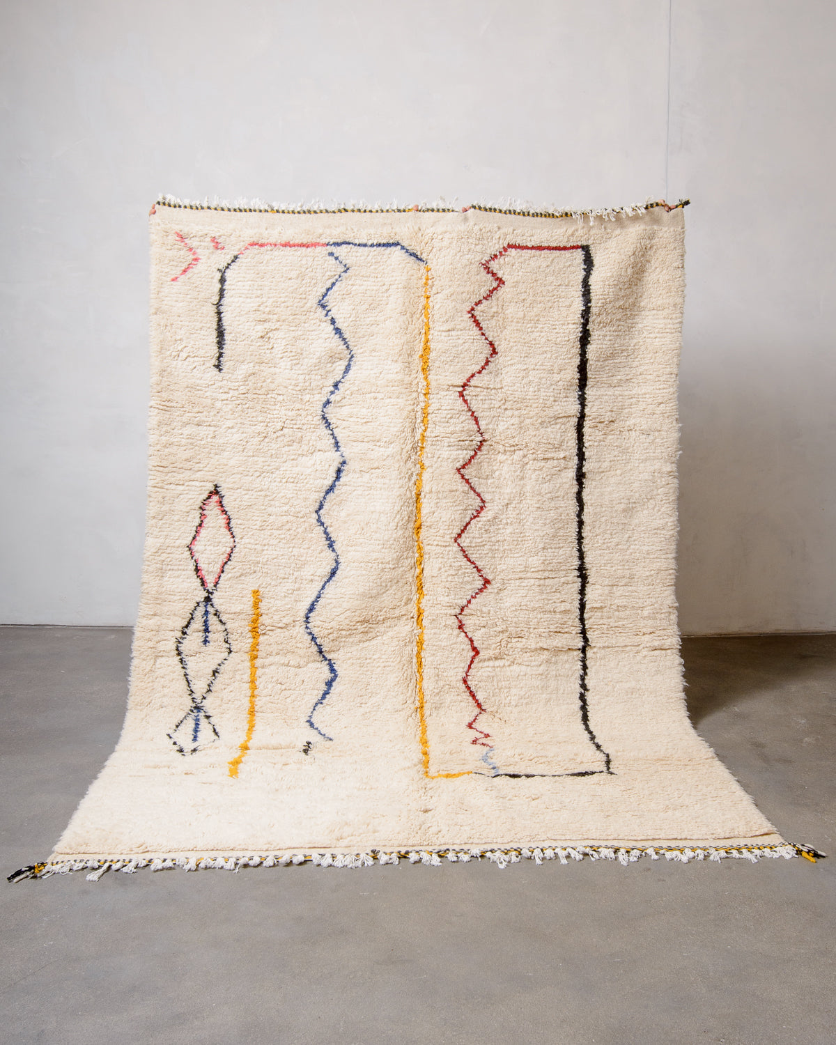 Modern designer handcrafted Berber rug from Morocco. Azilal rug with beautiful colours and patterns. Made of sheep’s wool and cotton.