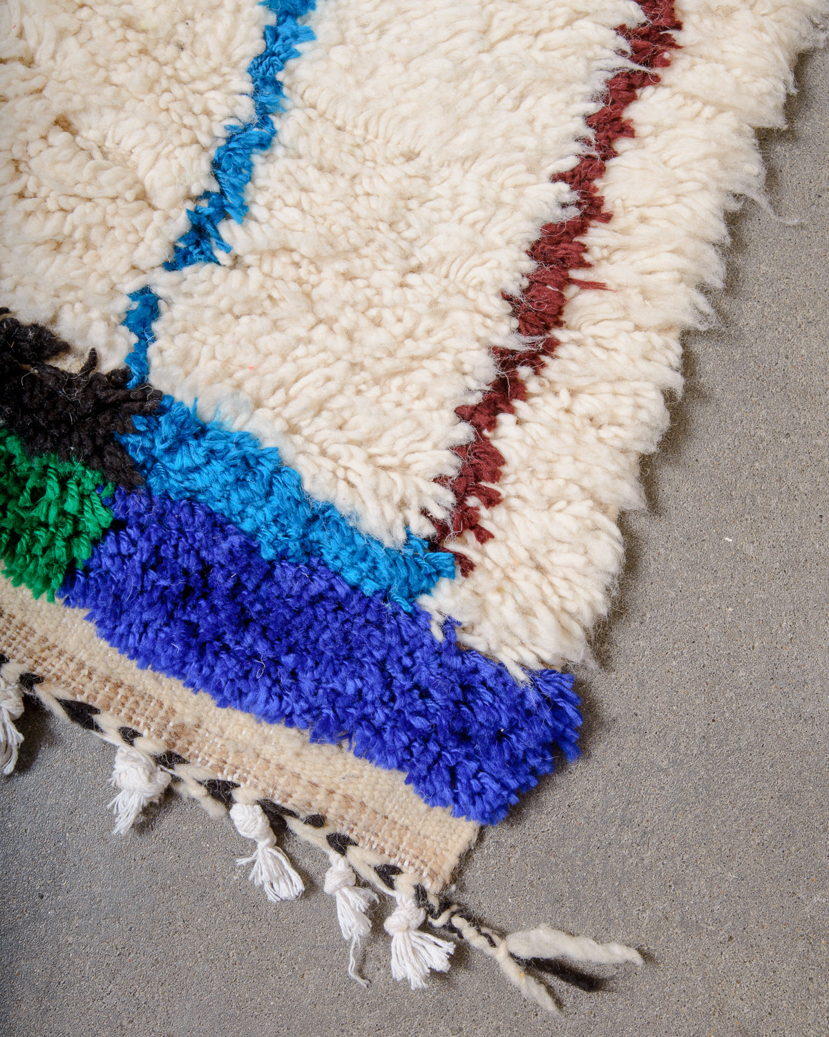 Modern designer handcrafted Berber rug from Morocco. Azilal rug with beautiful colours and patterns. Made of sheep’s wool and cotton.