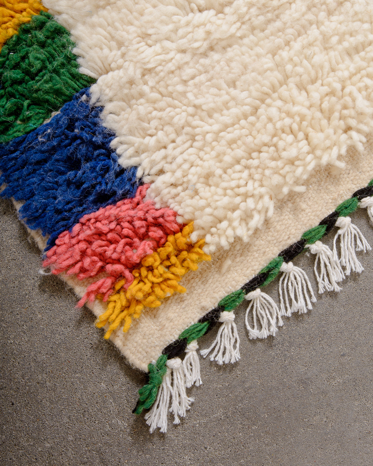 Modern designer handcrafted Berber rug from Morocco. Azilal rug with beautiful colours and patterns. Made of sheep’s wool and cotton.