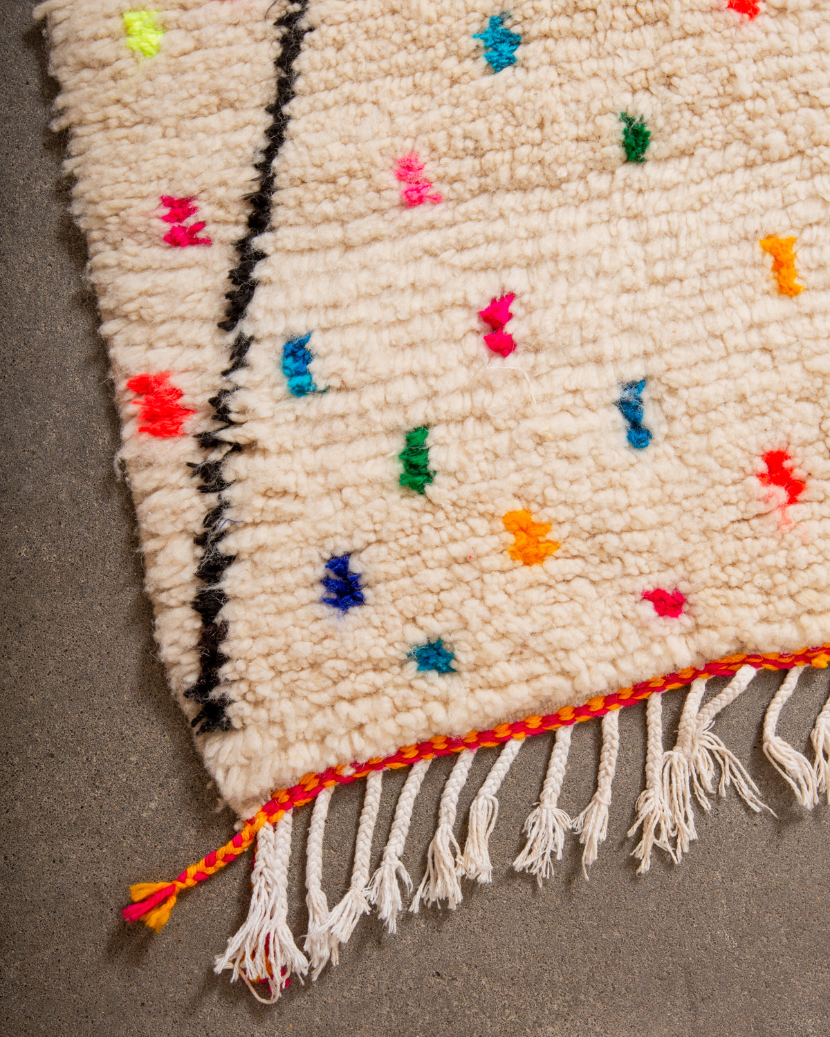 Modern designer handcrafted Berber rug from Morocco. Azilal rug with beautiful colours and patterns. Made of sheep’s wool and cotton.