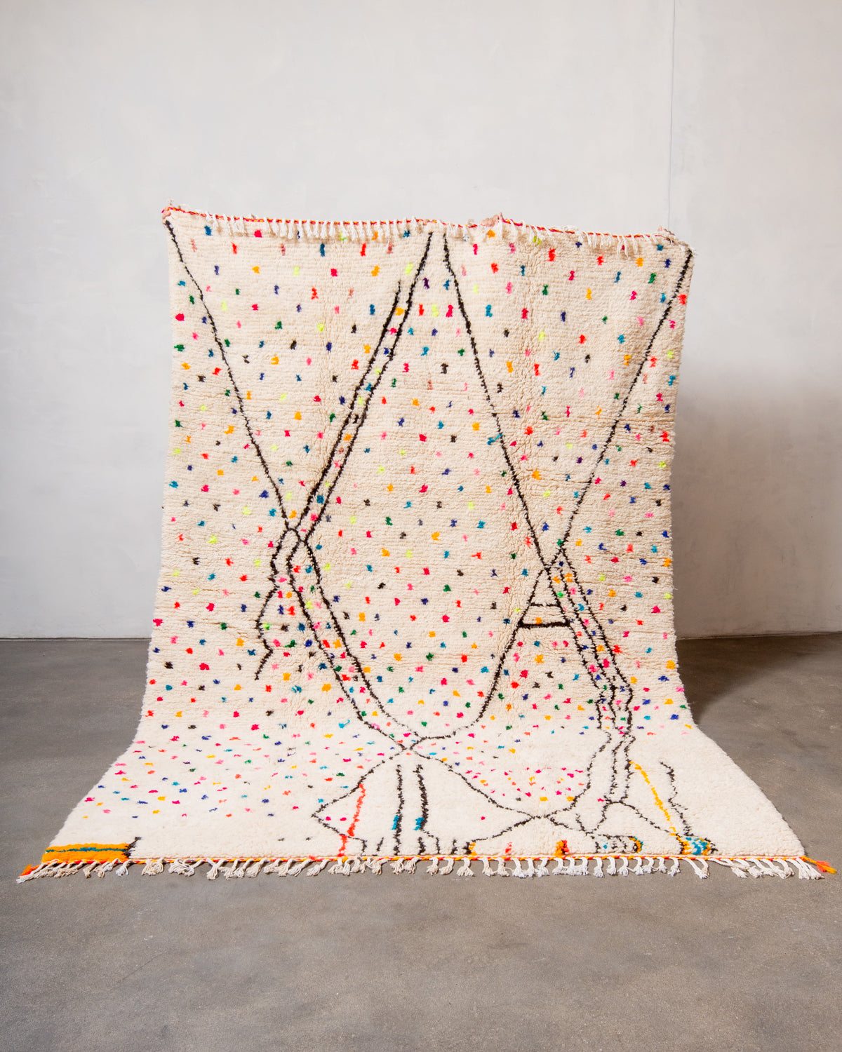 Modern designer handcrafted Berber rug from Morocco. Azilal rug with beautiful colours and patterns. Made of sheep’s wool and cotton.