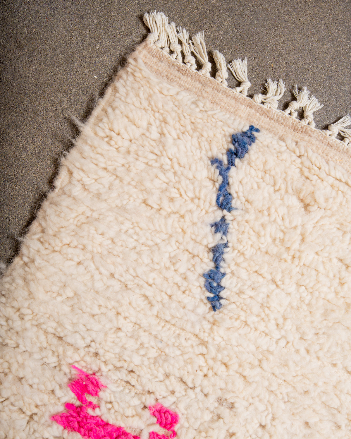 Modern designer handcrafted Berber rug from Morocco. Azilal rug with beautiful colours and patterns. Made of sheep’s wool and cotton.