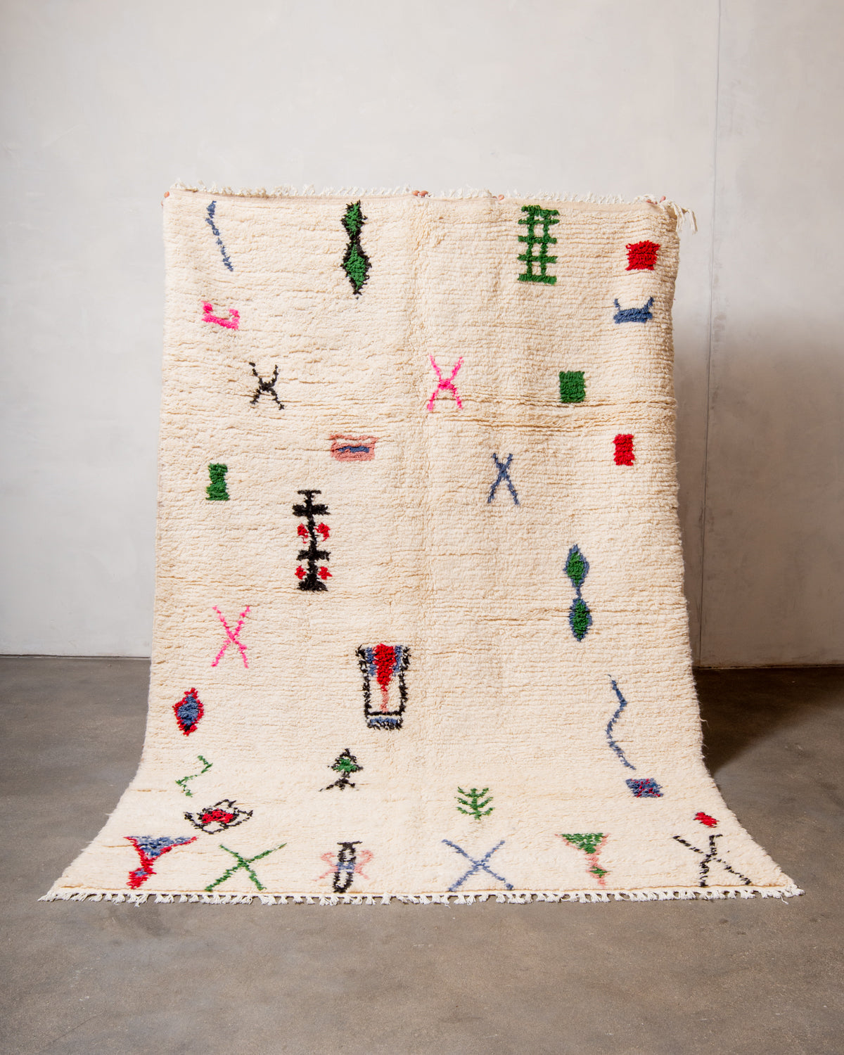 Modern designer handcrafted Berber rug from Morocco. Azilal rug with beautiful colours and patterns. Made of sheep’s wool and cotton.