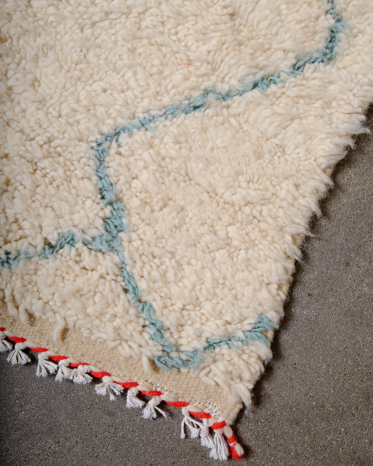 Modern designer handcrafted Berber rug from Morocco. Azilal rug with beautiful colours and patterns. Made of sheep’s wool and cotton.