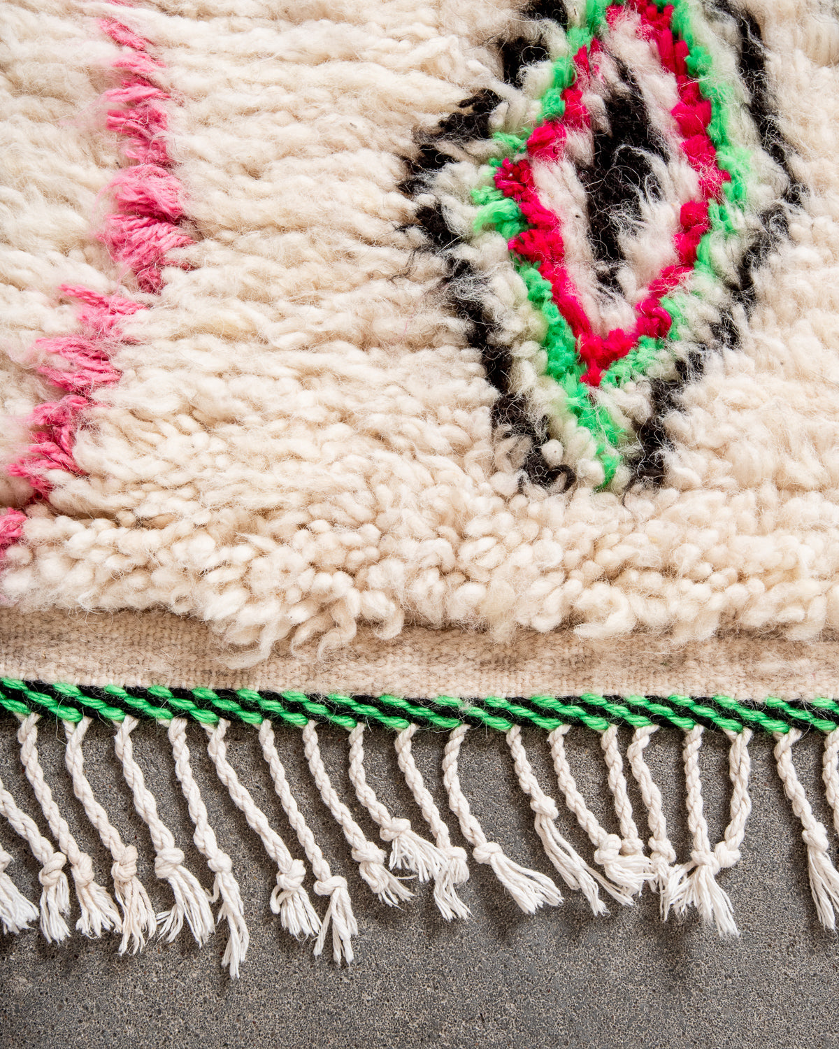 Modern designer handcrafted Berber rug from Morocco. Azilal rug with beautiful colors and patterns. Made of sheep’s wool and colourful cotton.