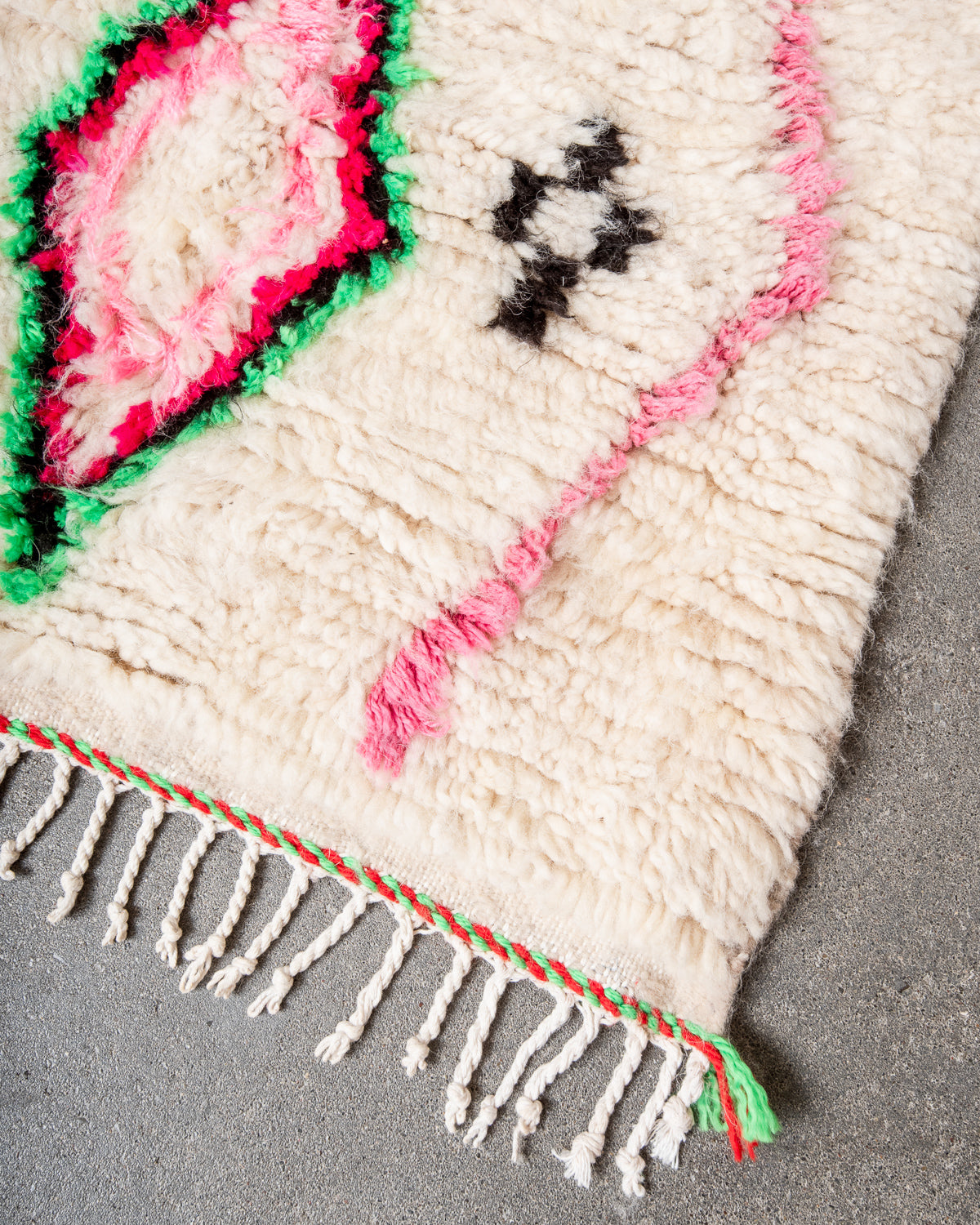 Modern designer handcrafted Berber rug from Morocco. Azilal rug with beautiful colors and patterns. Made of sheep’s wool and colourful cotton.