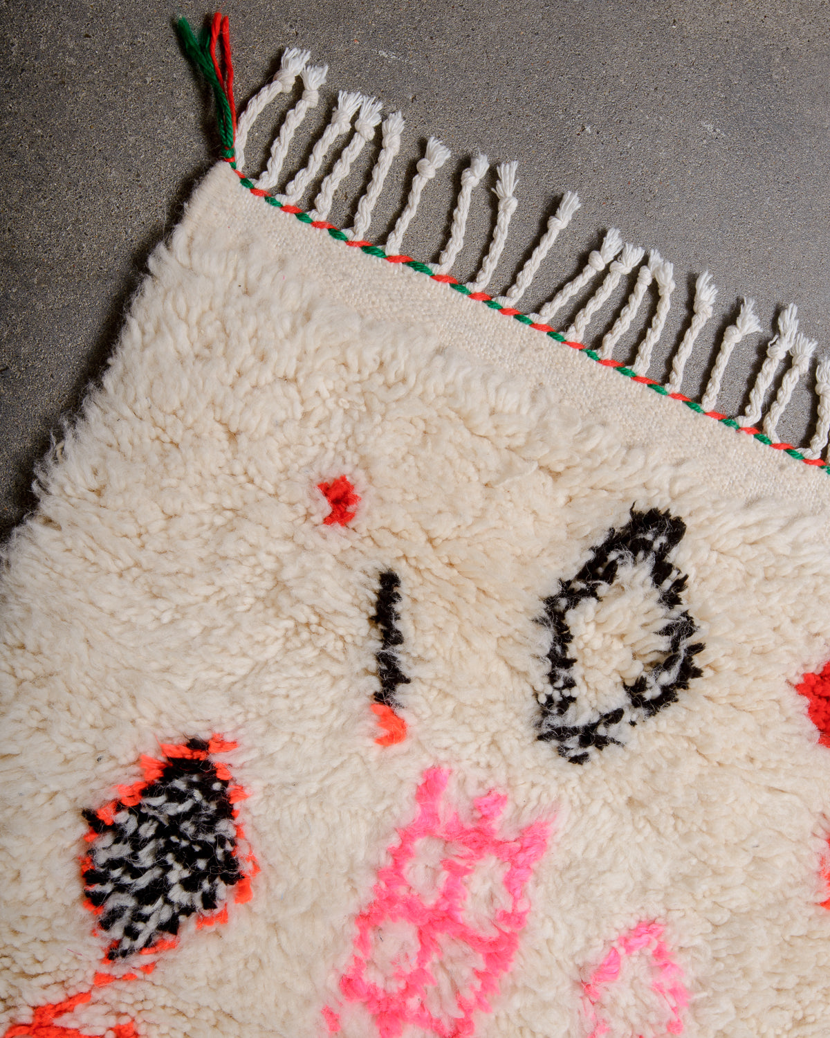 Modern designer handcrafted Berber rug from Morocco. Azilal rug with beautiful colours and patterns. Made of sheep’s wool and cotton.