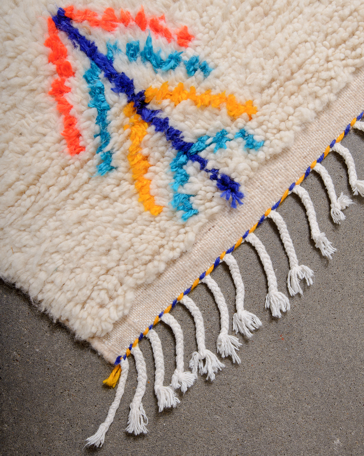 Modern designer handcrafted Berber rug from Morocco. Azilal rug with beautiful colours and patterns. Made of sheep’s wool and cotton.