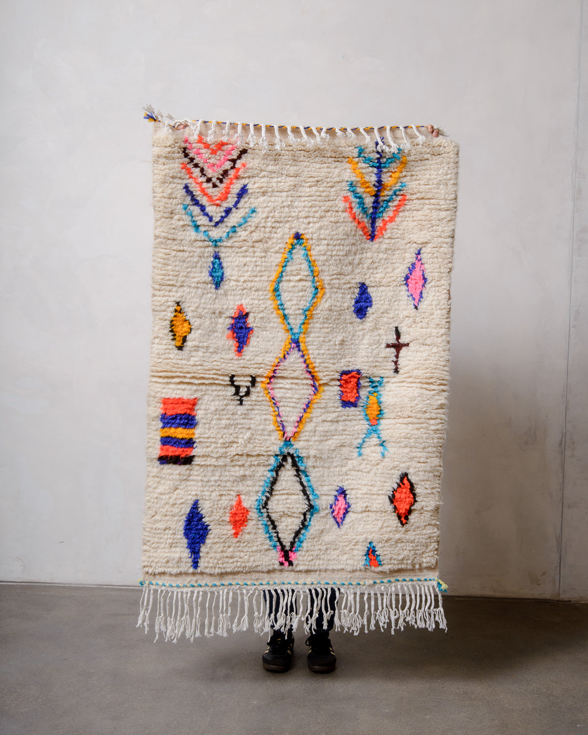 Modern designer handcrafted Berber rug from Morocco. Azilal rug with beautiful colours and patterns. Made of sheep’s wool and cotton.