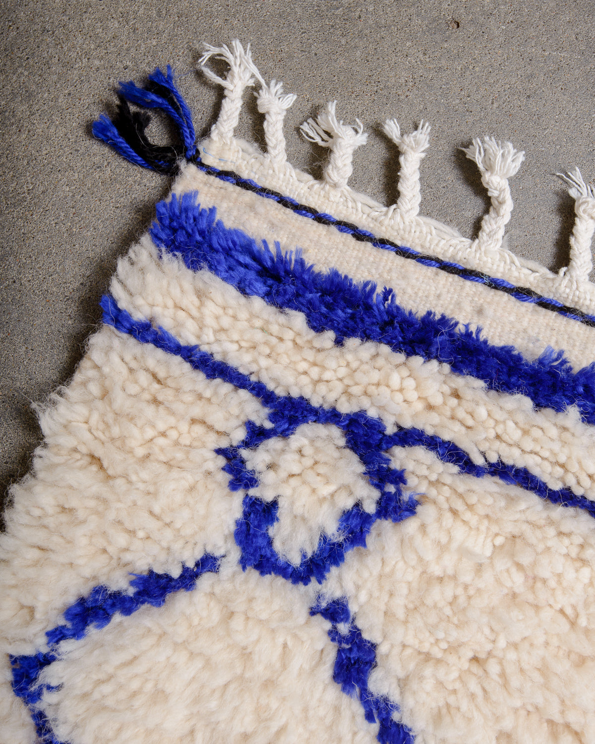 Modern designer handcrafted Berber rug from Morocco. Azilal rug with beautiful colours and patterns. Made of sheep’s wool and cotton.