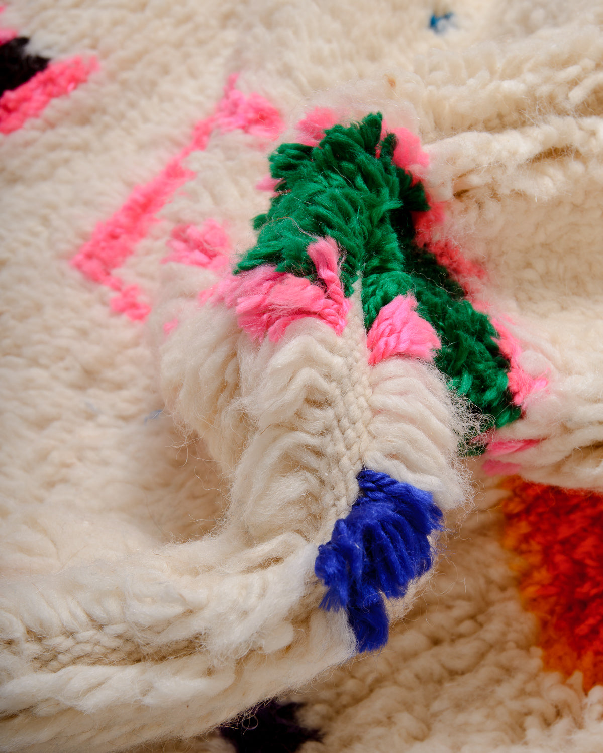 Modern designer handcrafted Berber rug from Morocco. Azilal rug with beautiful colours and patterns. Made of sheep’s wool and cotton.