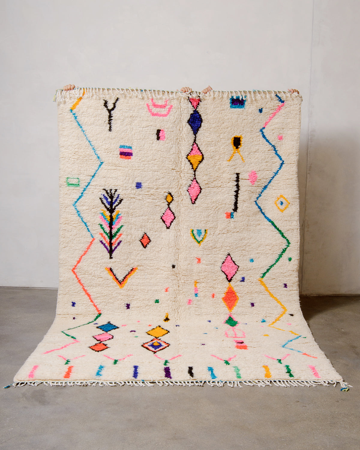 Modern designer handcrafted Berber rug from Morocco. Azilal rug with beautiful colours and patterns. Made of sheep’s wool and cotton.