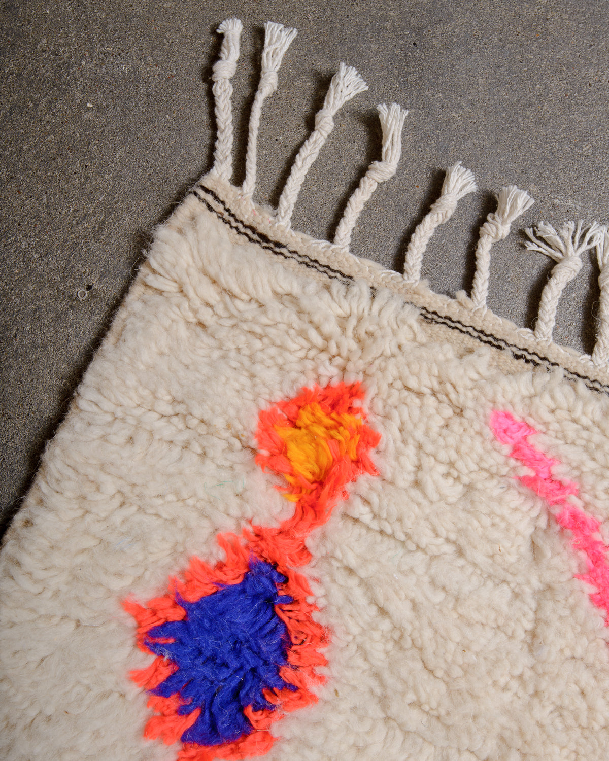 Modern designer handcrafted Berber rug from Morocco. Azilal rug with beautiful colours and patterns. Made of sheep’s wool and cotton.