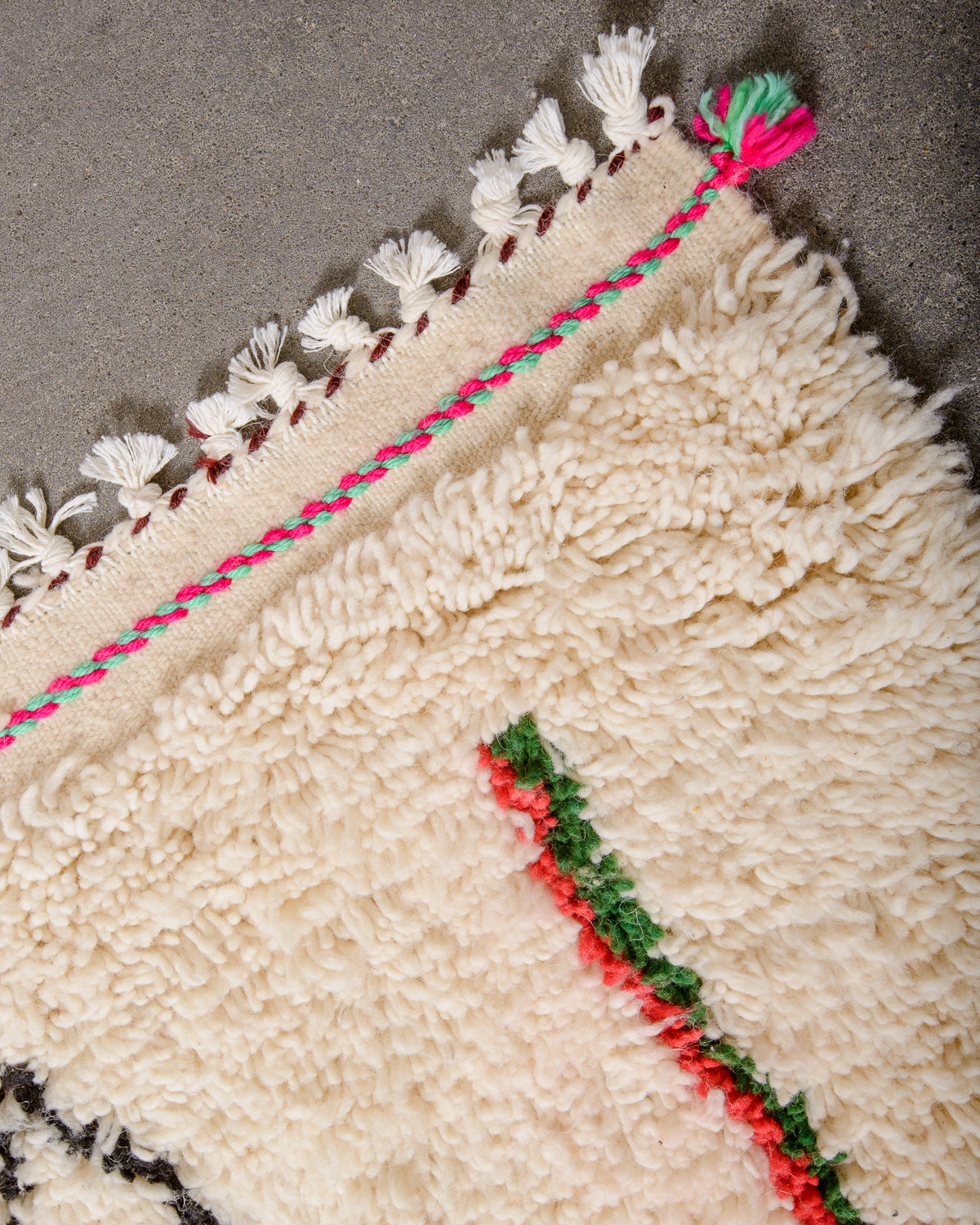 Modern designer handcrafted Berber rug from Morocco. Azilal rug with beautiful colours and patterns. Made of sheep’s wool and cotton.