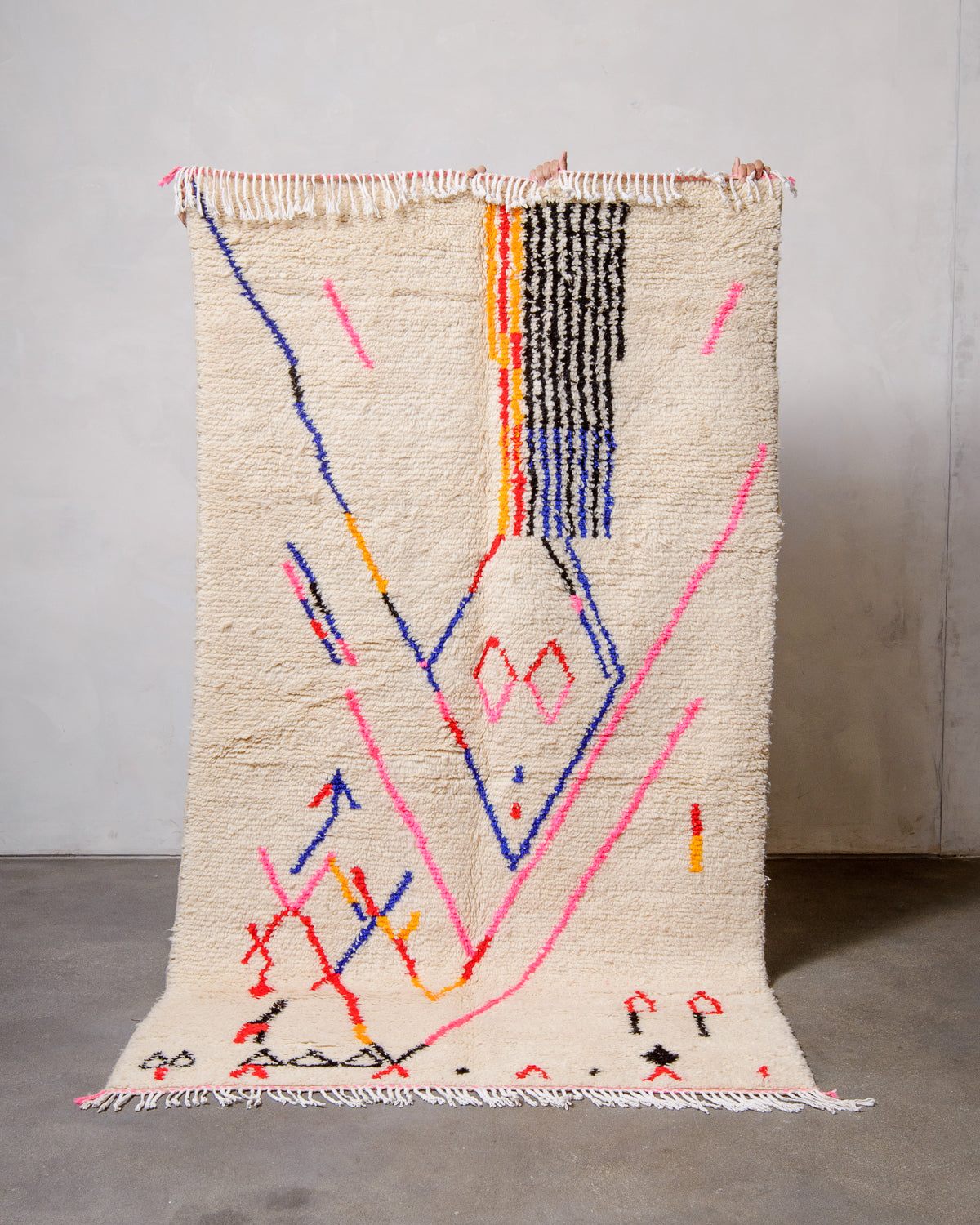 Modern designer handcrafted Berber rug from Morocco. Azilal rug with beautiful colours and patterns. Made of sheep’s wool and cotton.