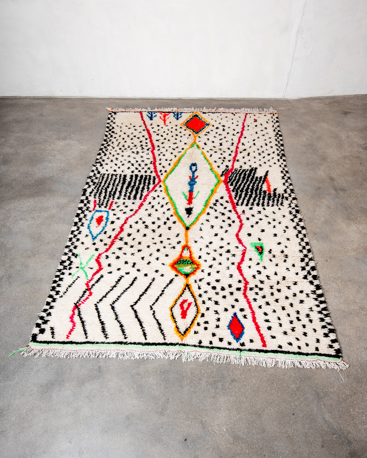 Modern designer handcrafted Berber rug from Morocco. Azilal rug with beautiful colors and patterns. Made of sheep’s wool and colourful cotton.