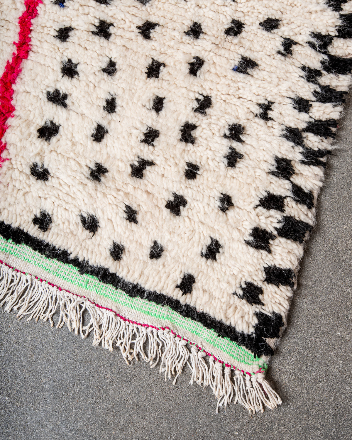 Modern designer handcrafted Berber rug from Morocco. Azilal rug with beautiful colors and patterns. Made of sheep’s wool and colourful cotton.