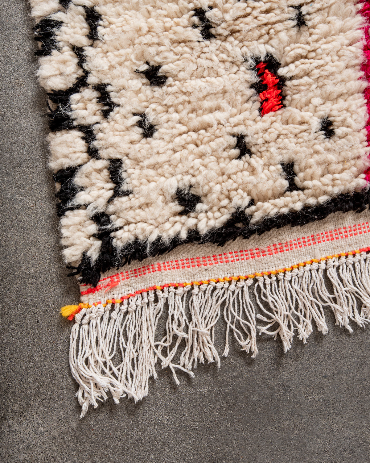 Modern designer handcrafted Berber rug from Morocco. Azilal rug with beautiful colors and patterns. Made of sheep’s wool and colourful cotton.