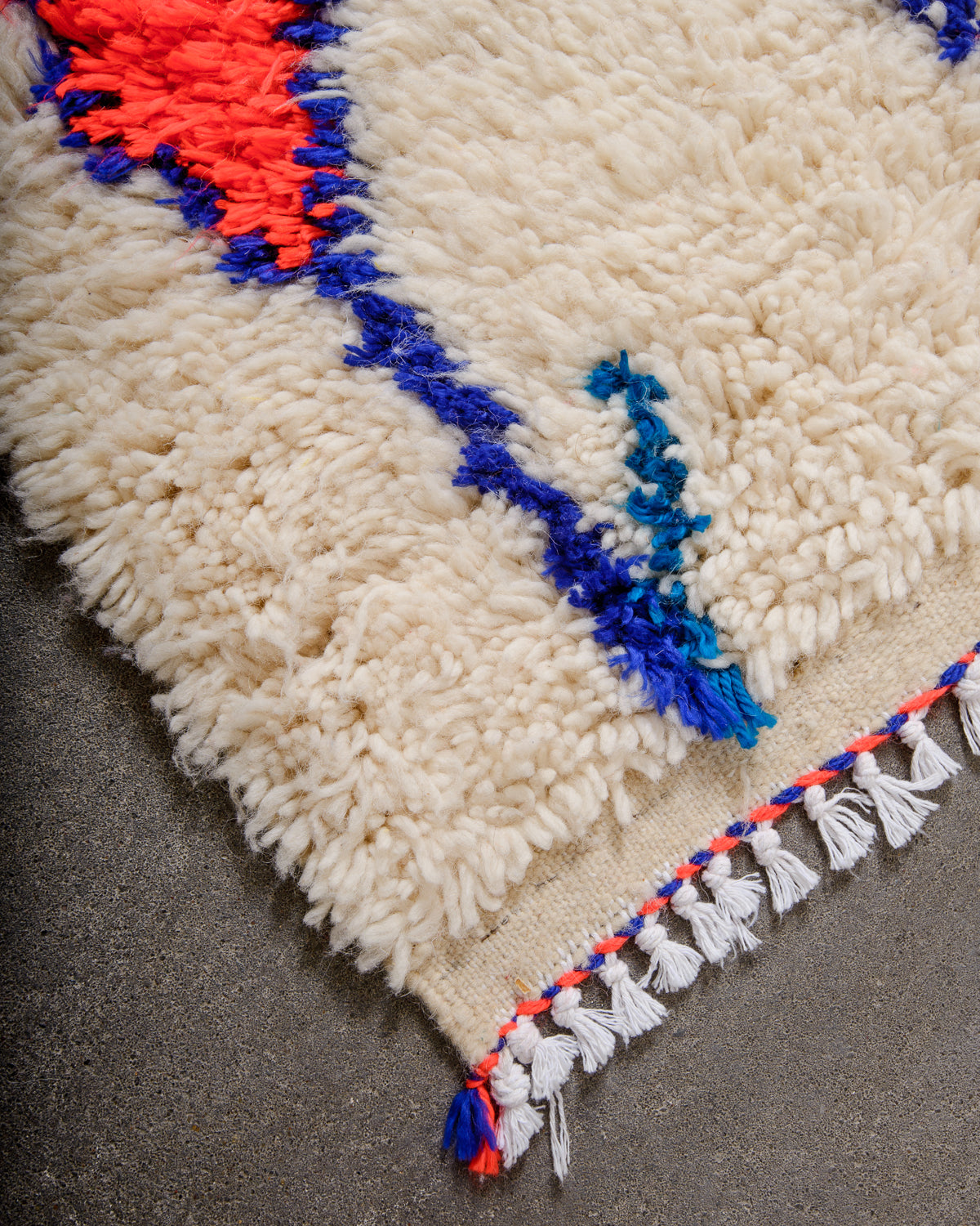 Modern designer handcrafted Berber rug from Morocco. Azilal rug with beautiful colours and patterns. Made of sheep’s wool and cotton.