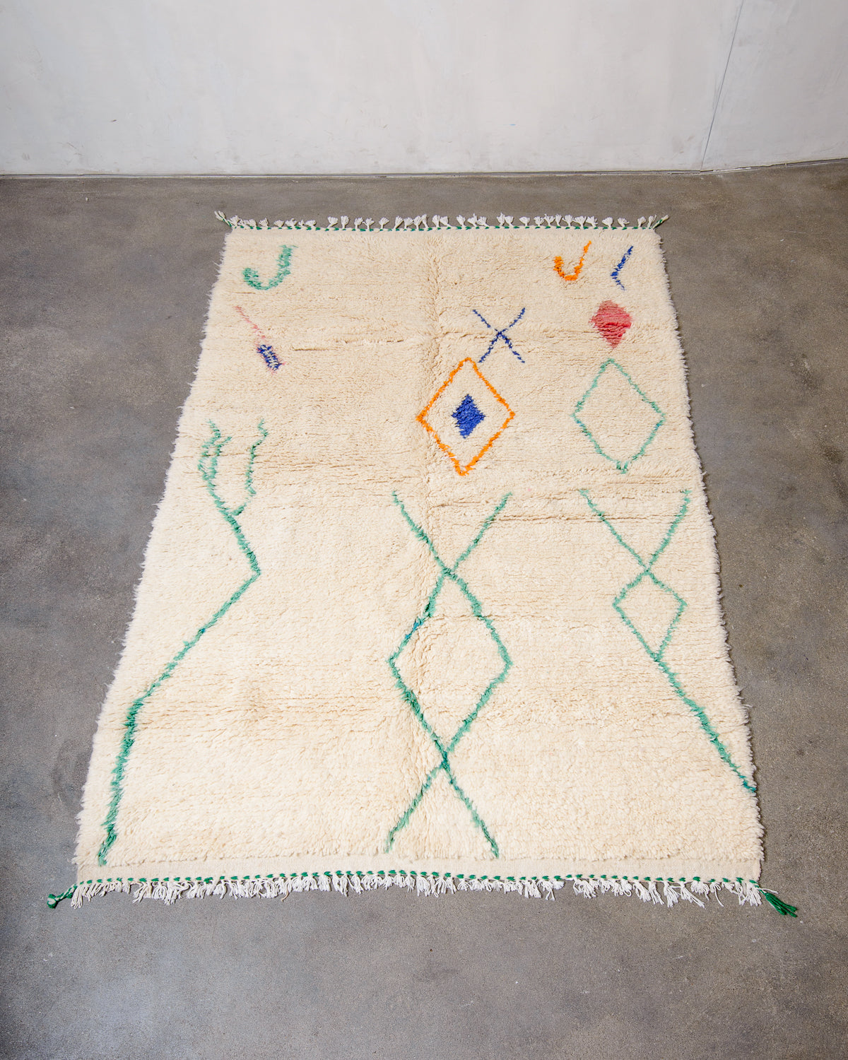 Modern designer handcrafted Berber rug from Morocco. Azilal rug with beautiful colours and patterns. Made of sheep’s wool and cotton.