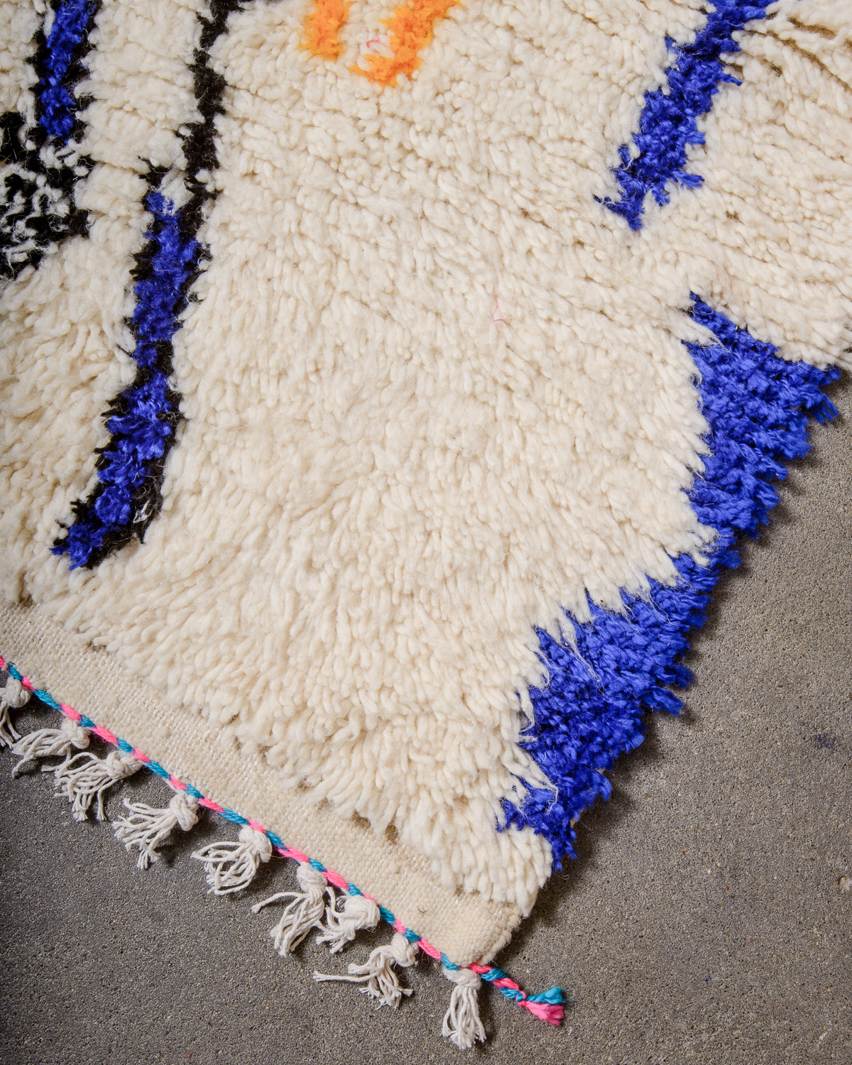 Modern designer handcrafted Berber rug from Morocco. Azilal rug with beautiful colours and patterns. Made of sheep’s wool and cotton.