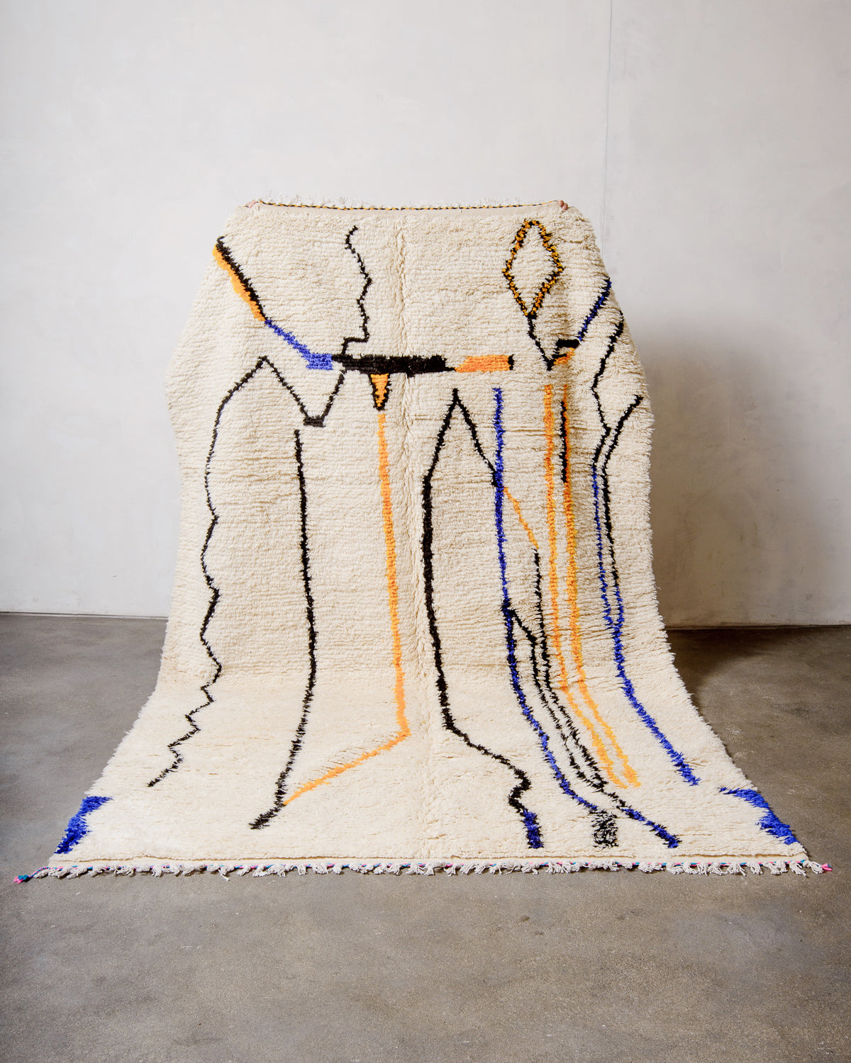 Modern designer handcrafted Berber rug from Morocco. Azilal rug with beautiful colours and patterns. Made of sheep’s wool and cotton.