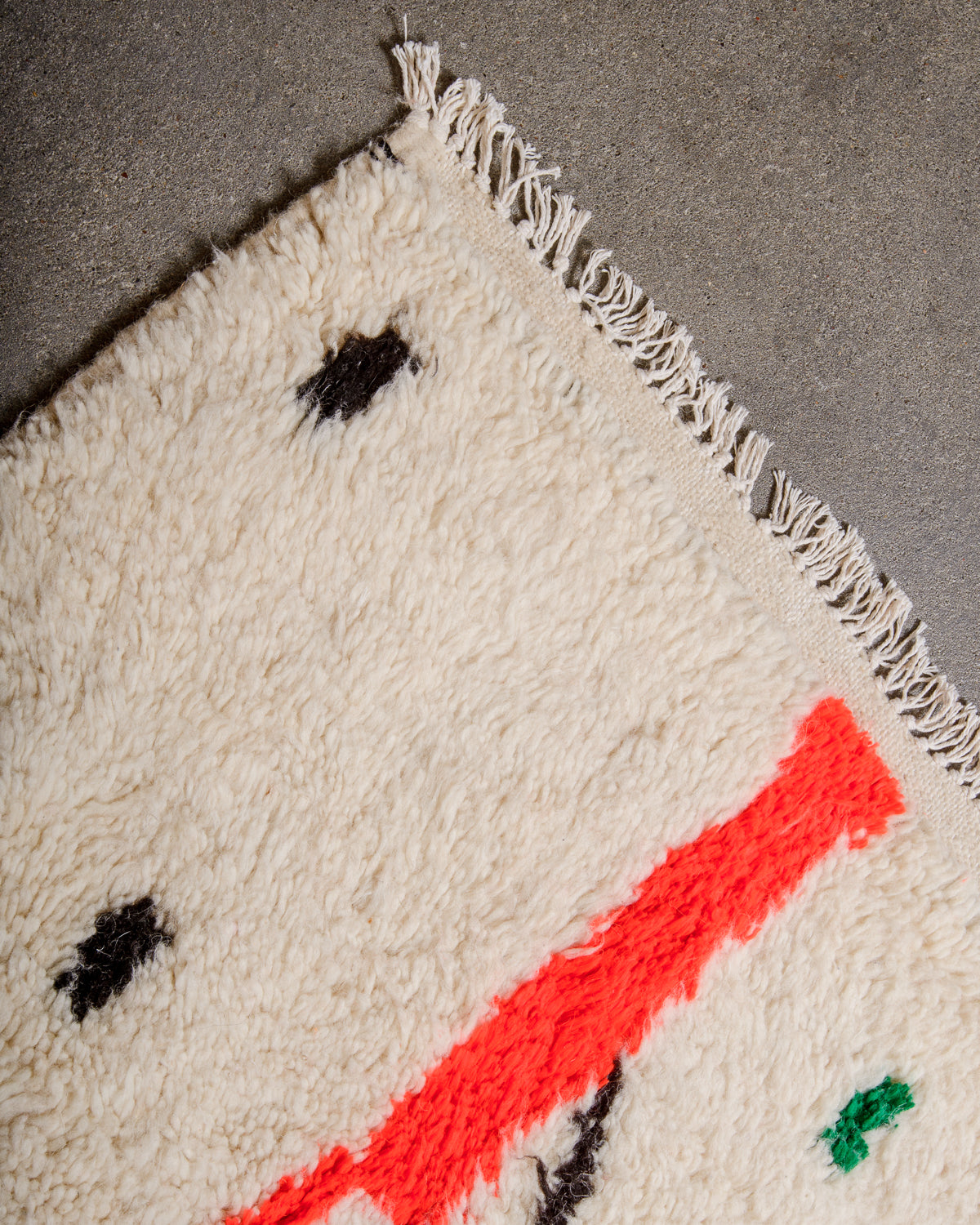 Modern designer handcrafted Berber rug from Morocco. Azilal rug with beautiful colours and patterns. Made of sheep’s wool and cotton.