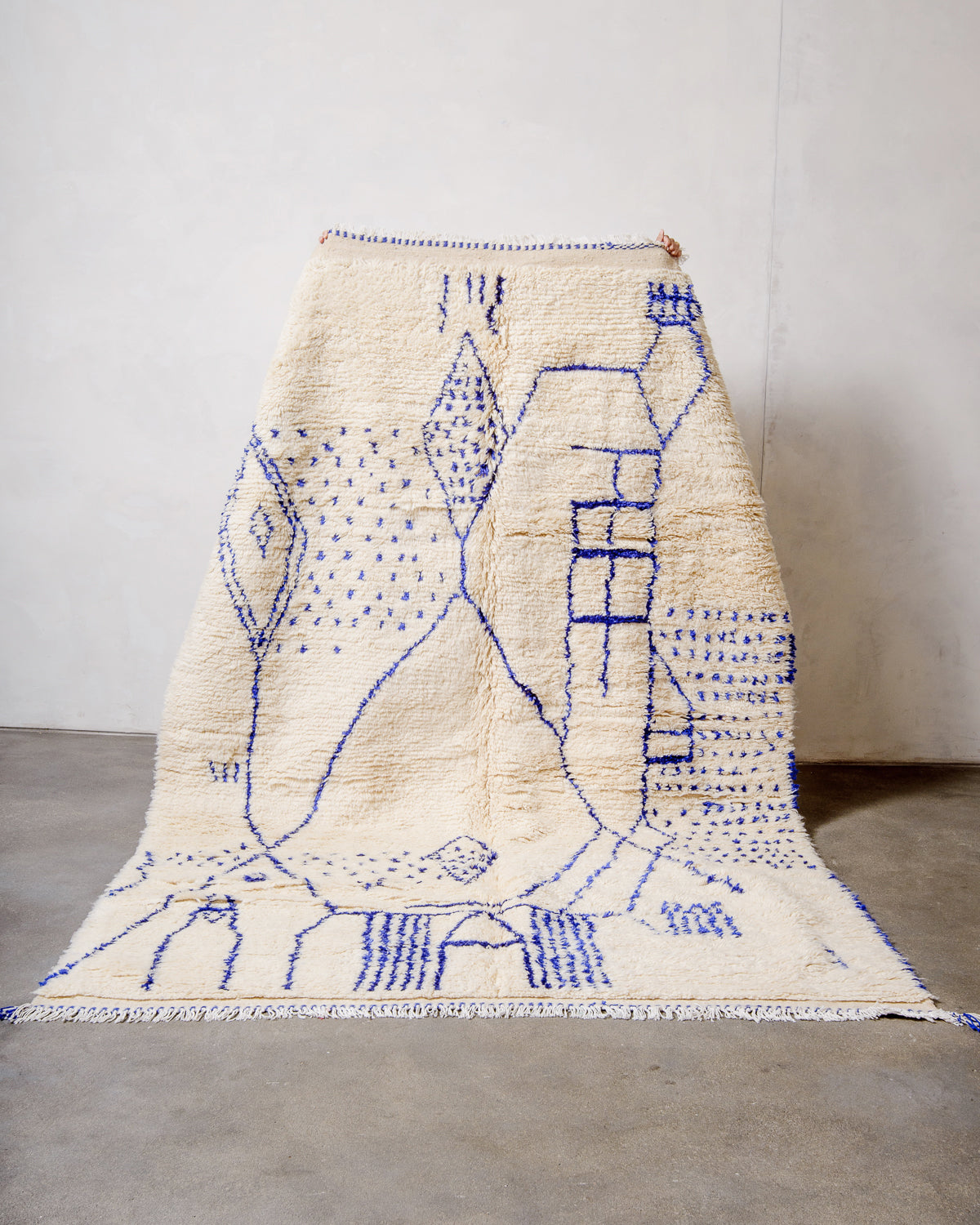 Modern designer handcrafted Berber rug from Morocco. Azilal rug with beautiful colours and patterns. Made of sheep’s wool and cotton.