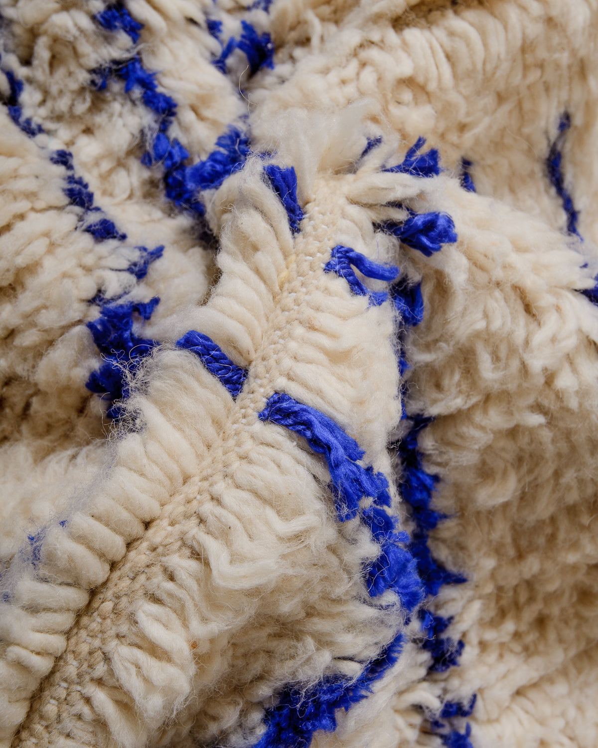 Modern designer handcrafted Berber rug from Morocco. Azilal rug with beautiful colours and patterns. Made of sheep’s wool and cotton.