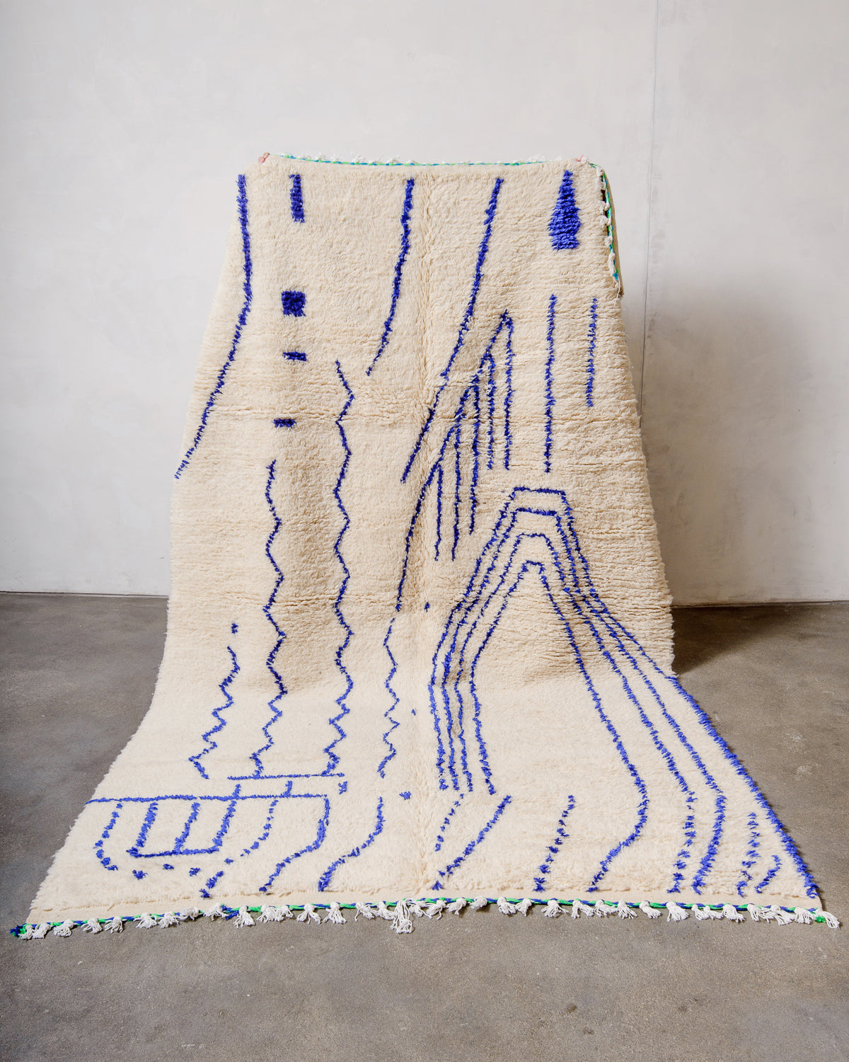 Modern designer handcrafted Berber rug from Morocco. Azilal rug with beautiful colours and patterns. Made of sheep’s wool and cotton.