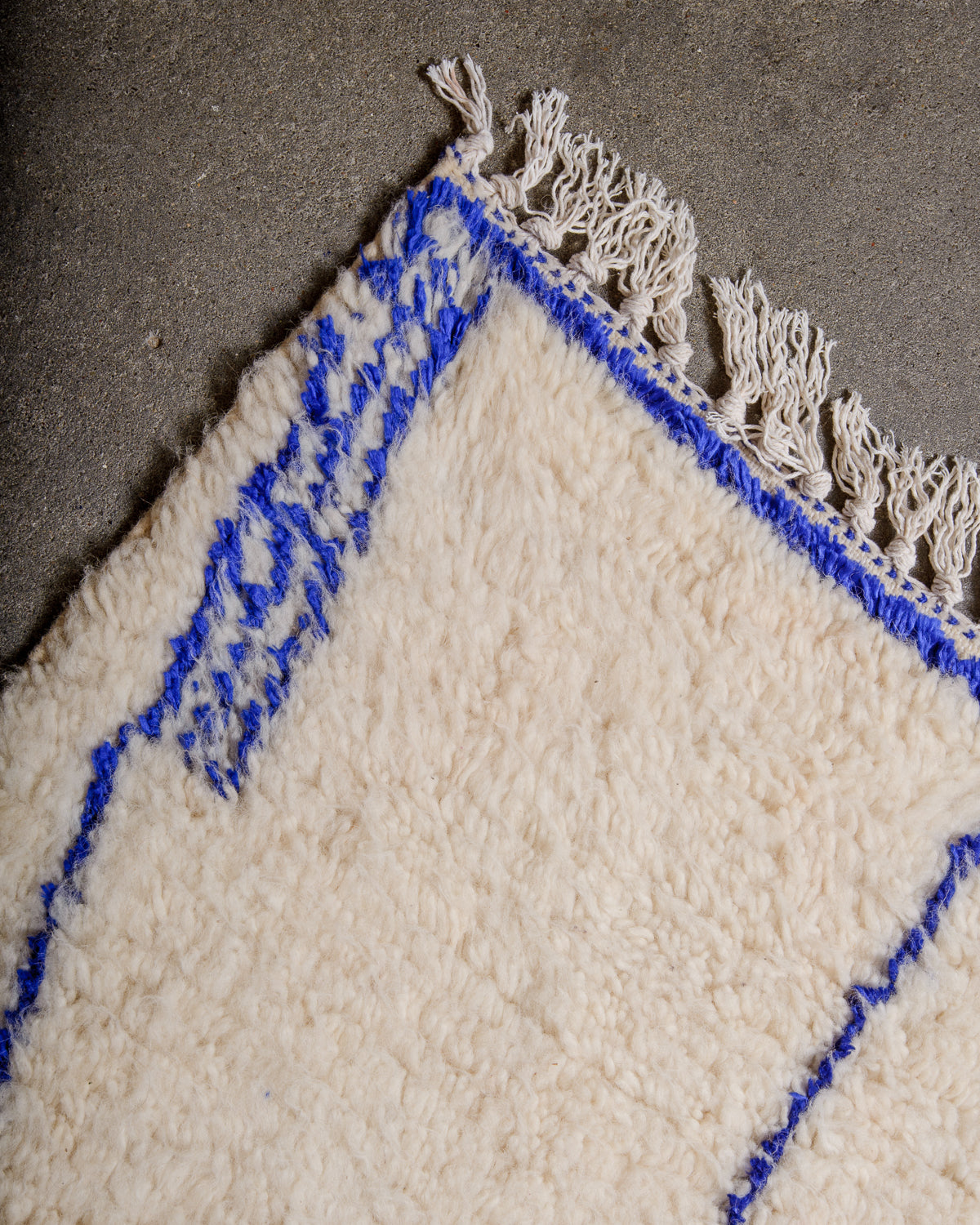 Modern designer handcrafted Berber rug from Morocco. Azilal rug with beautiful colours and patterns. Made of sheep’s wool and cotton.