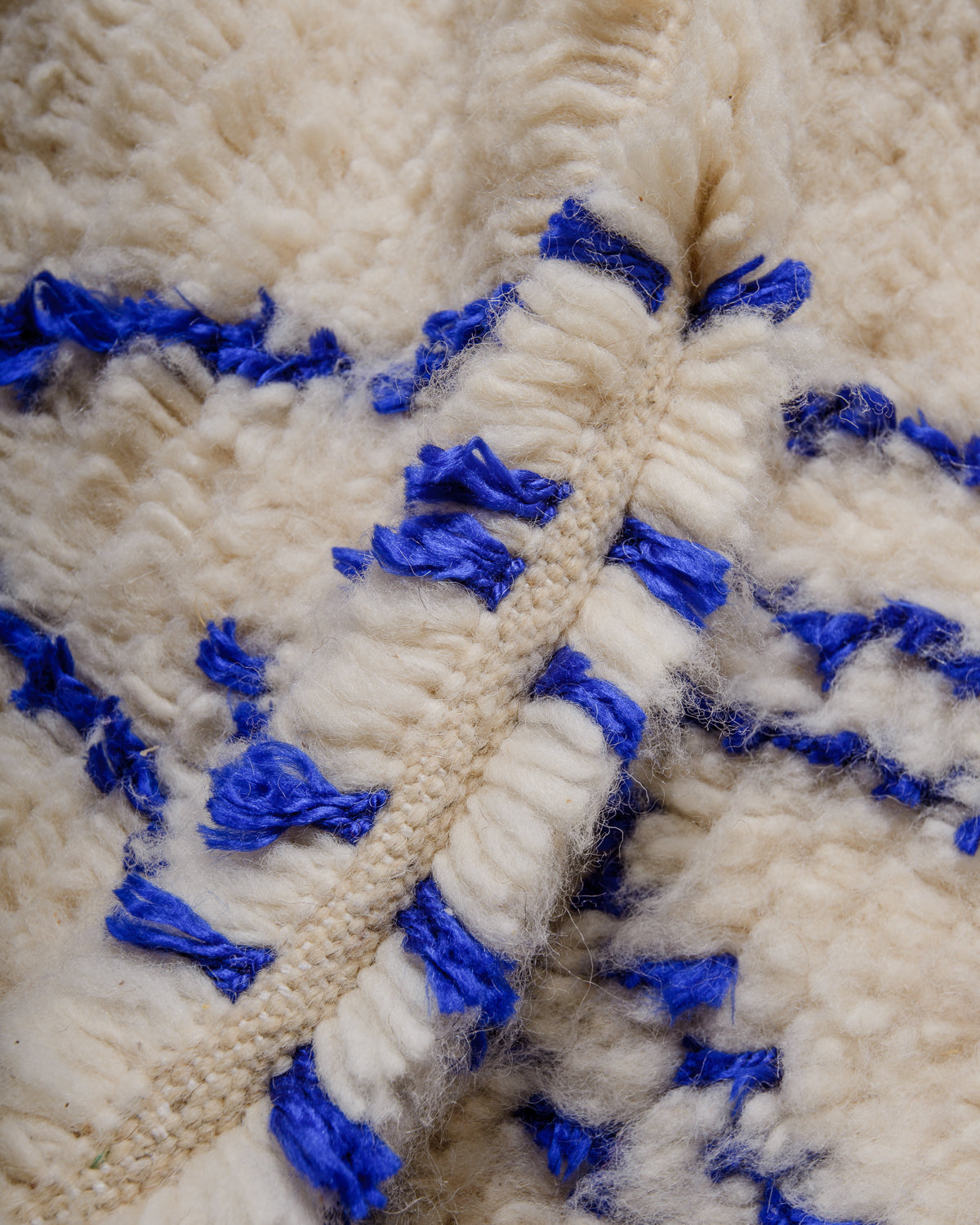 Modern designer handcrafted Berber rug from Morocco. Azilal rug with beautiful colours and patterns. Made of sheep’s wool and cotton.