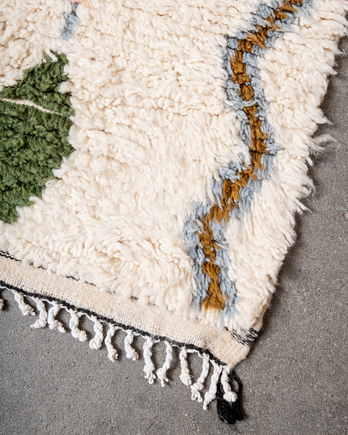 Modern designer handcrafted Berber rug from Morocco. Azilal rug with beautiful colors and patterns. Made of sheep’s wool and colourful cotton.