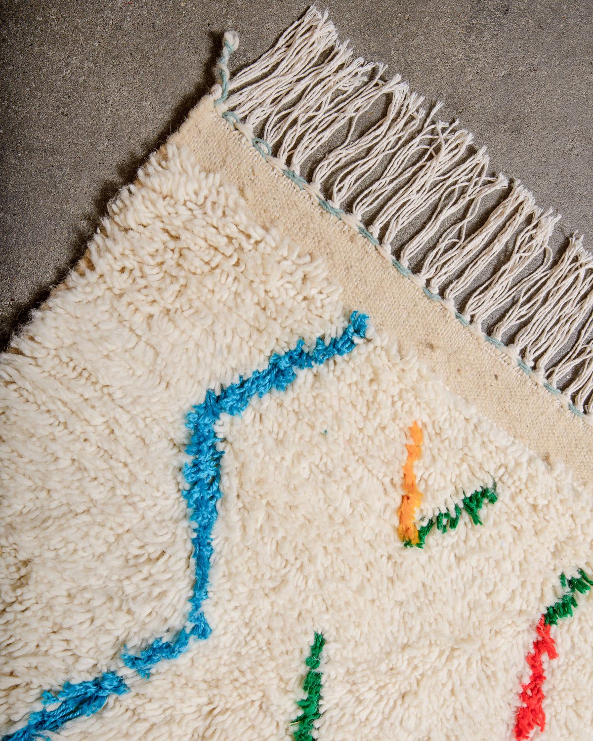 Modern designer handcrafted Berber rug from Morocco. Azilal rug with beautiful colours and patterns. Made of sheep’s wool and cotton.