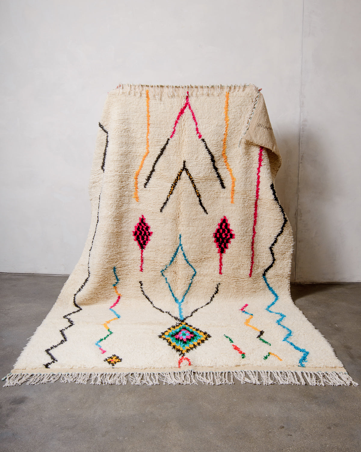 Modern designer handcrafted Berber rug from Morocco. Azilal rug with beautiful colours and patterns. Made of sheep’s wool and cotton.